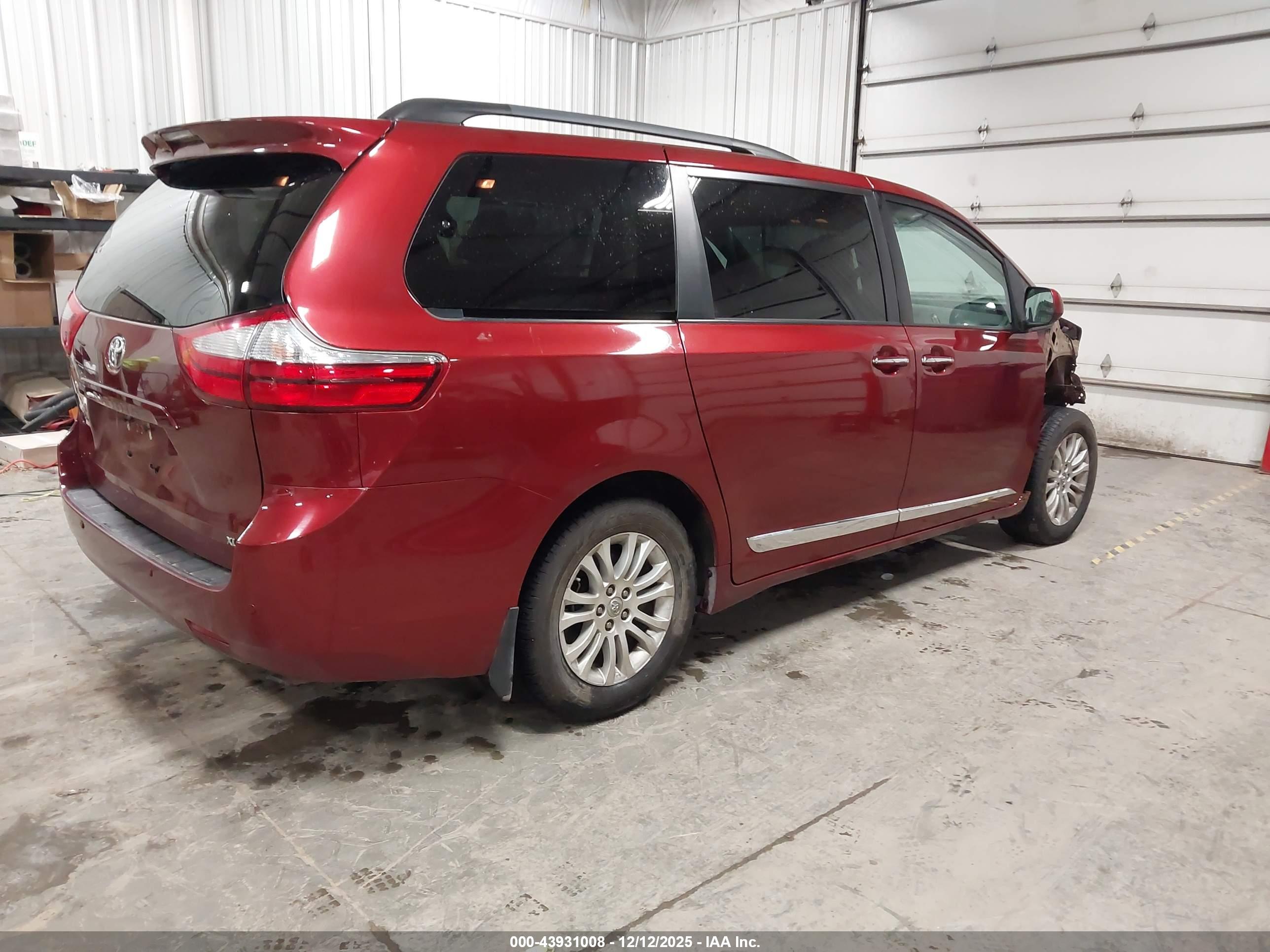 TOYOTA SIENNA image 4