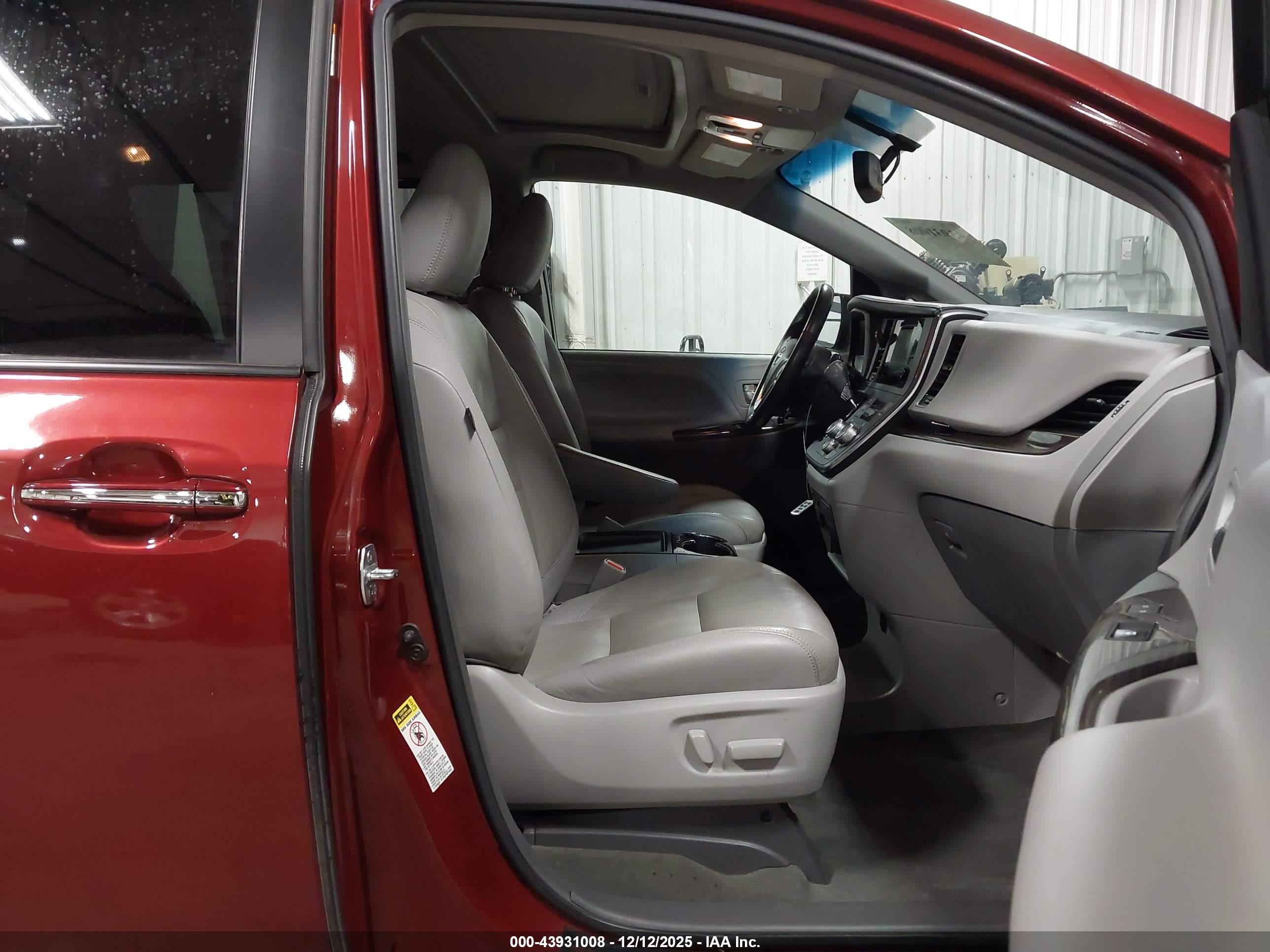TOYOTA SIENNA image 5