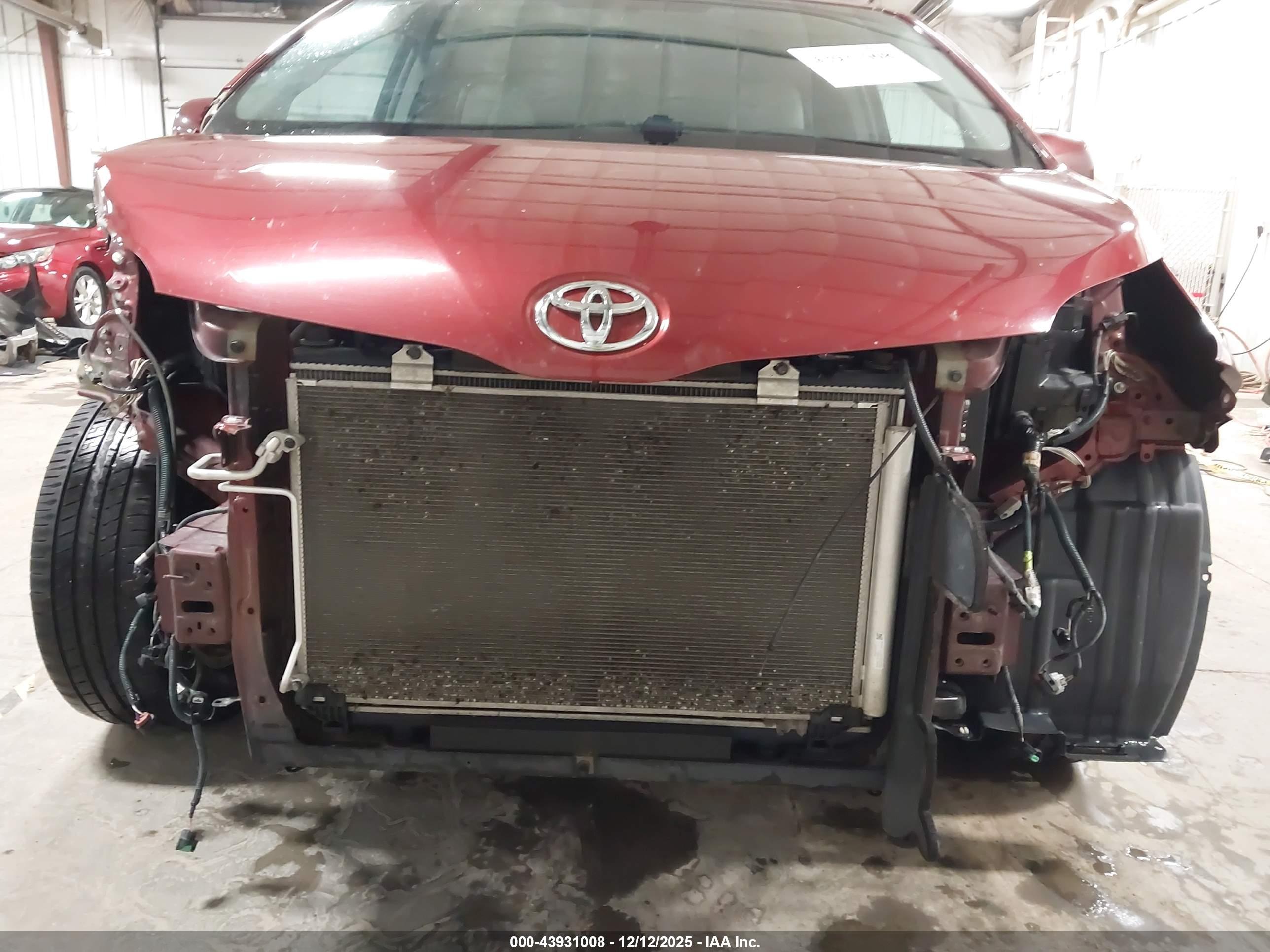 TOYOTA SIENNA image 6