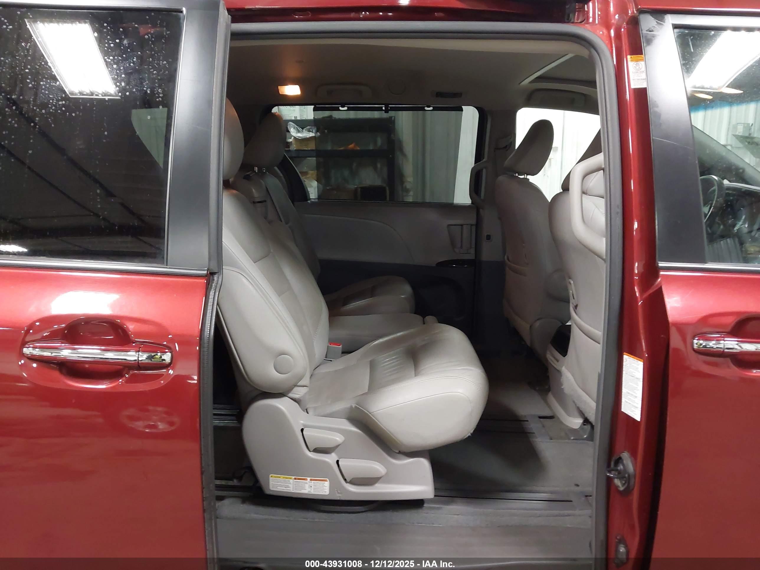 TOYOTA SIENNA image 8