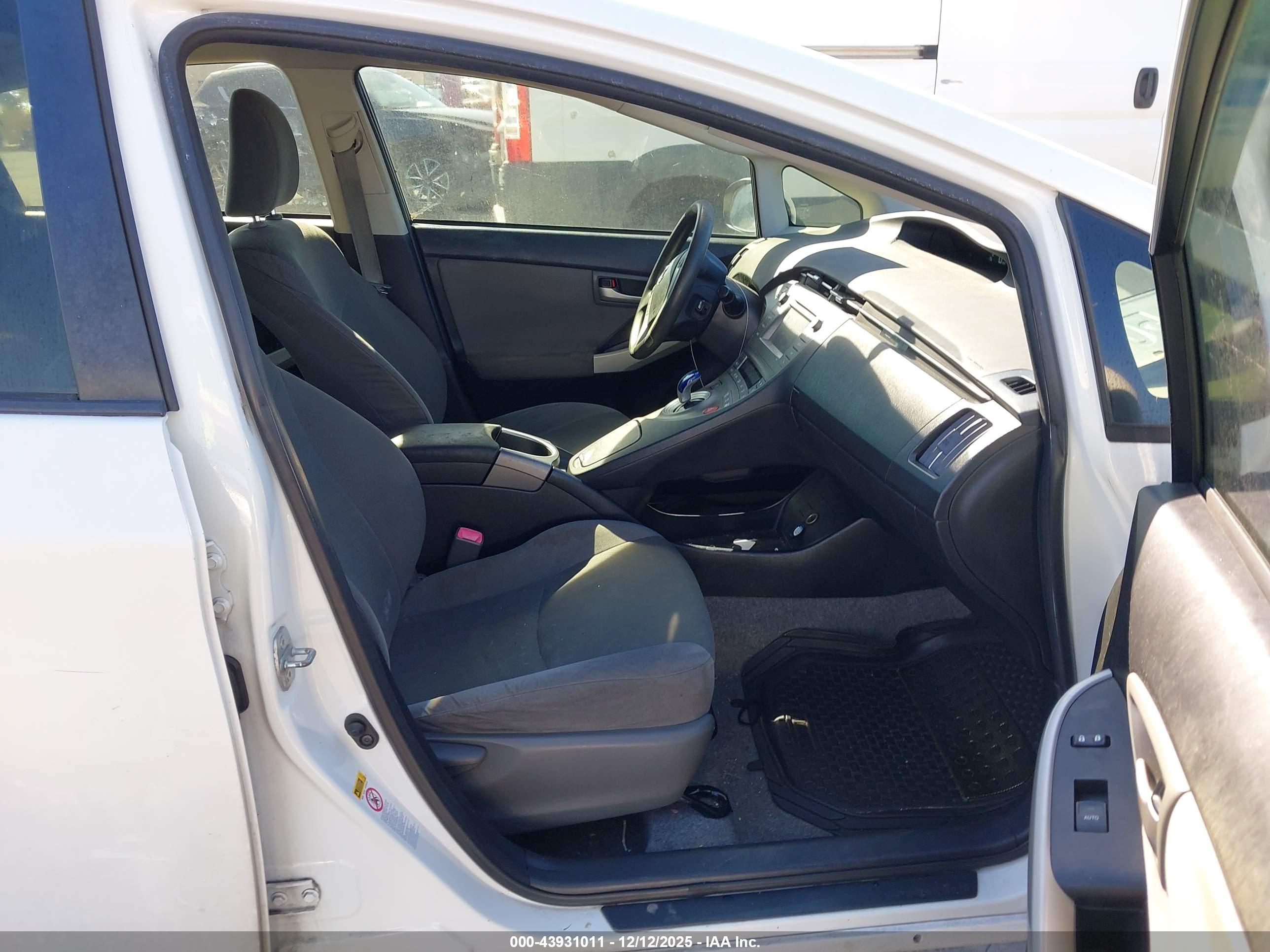 TOYOTA PRIUS image 5