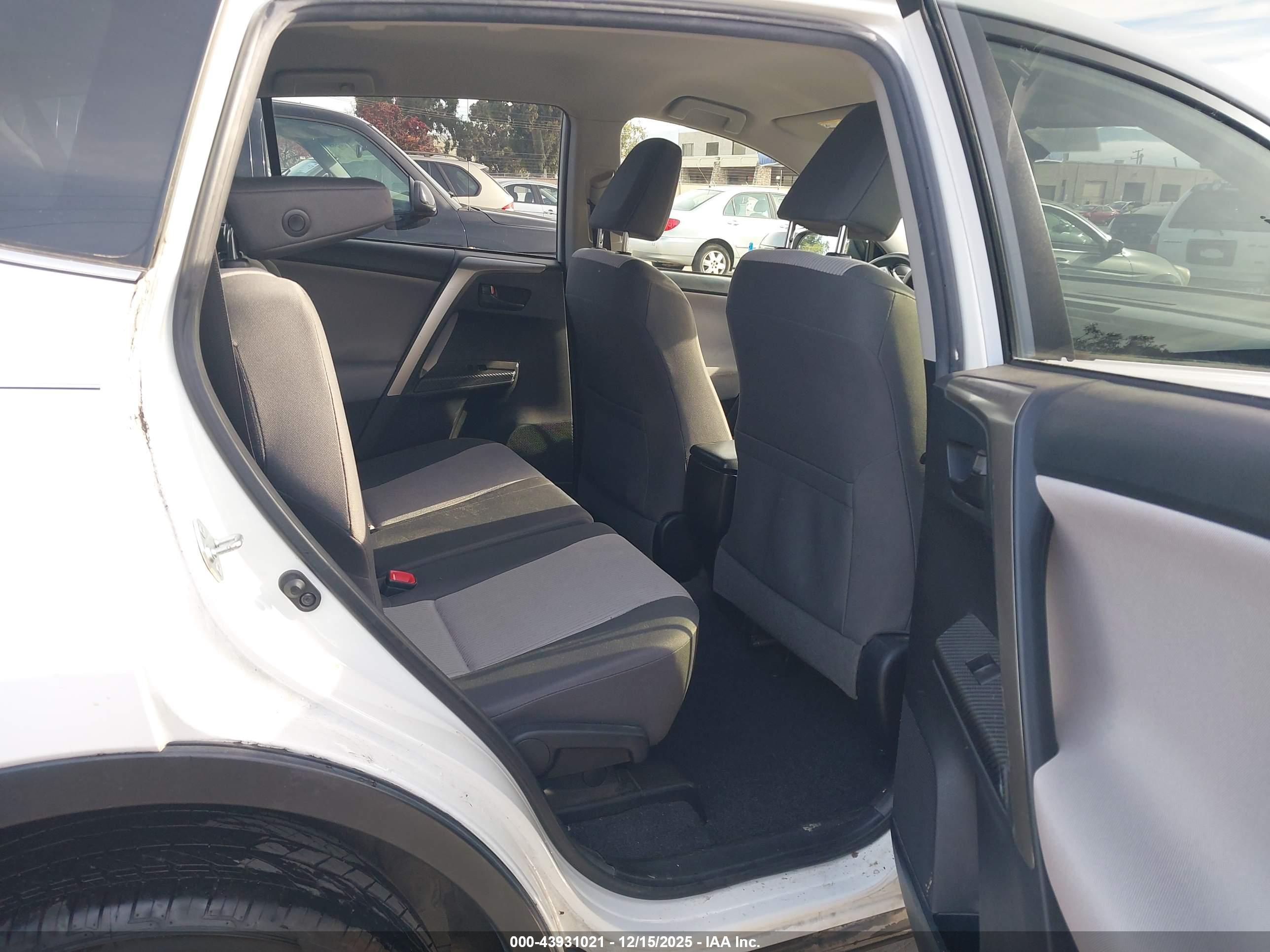 TOYOTA RAV4 image 8