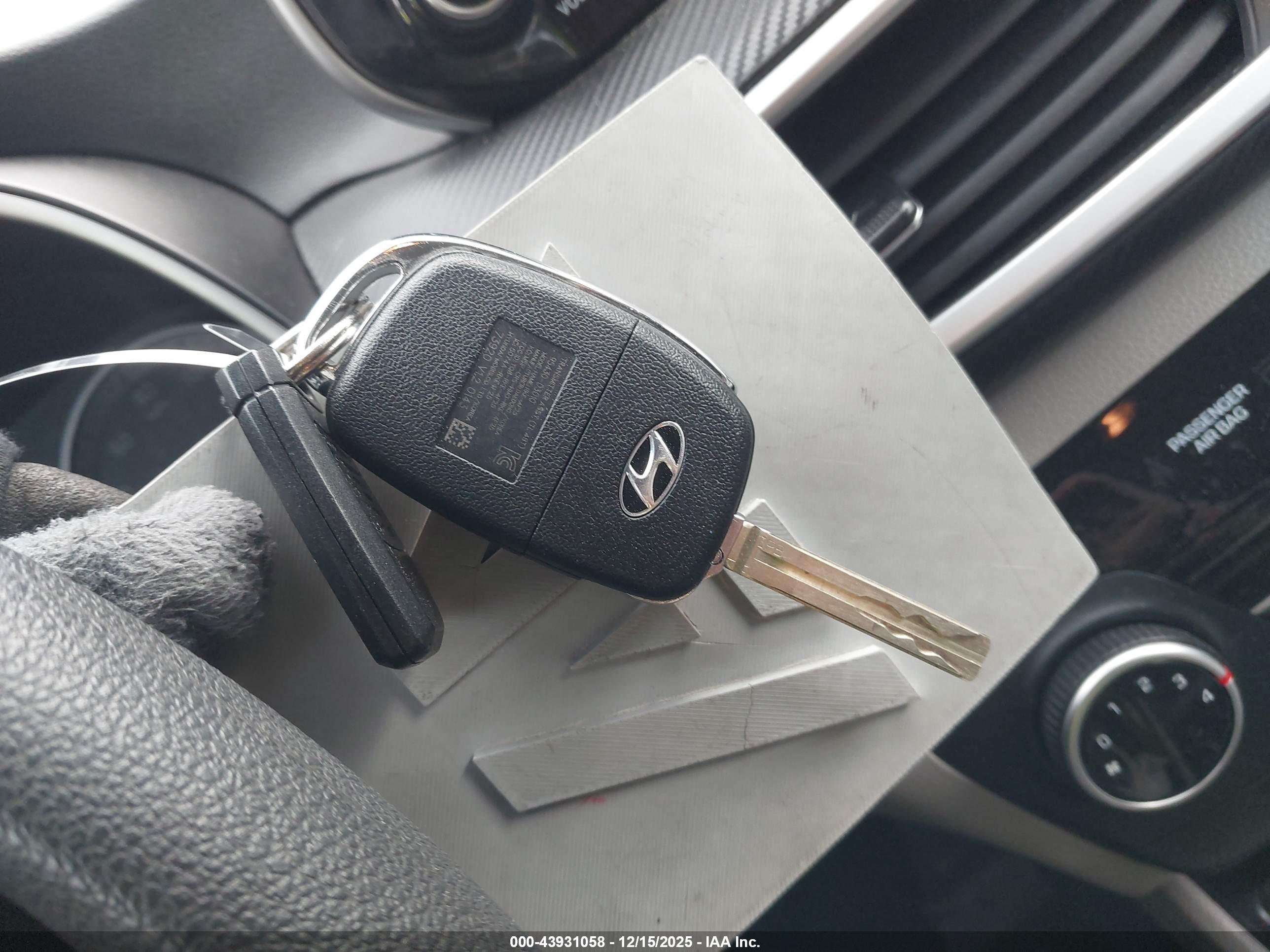 HYUNDAI TUCSON image 11