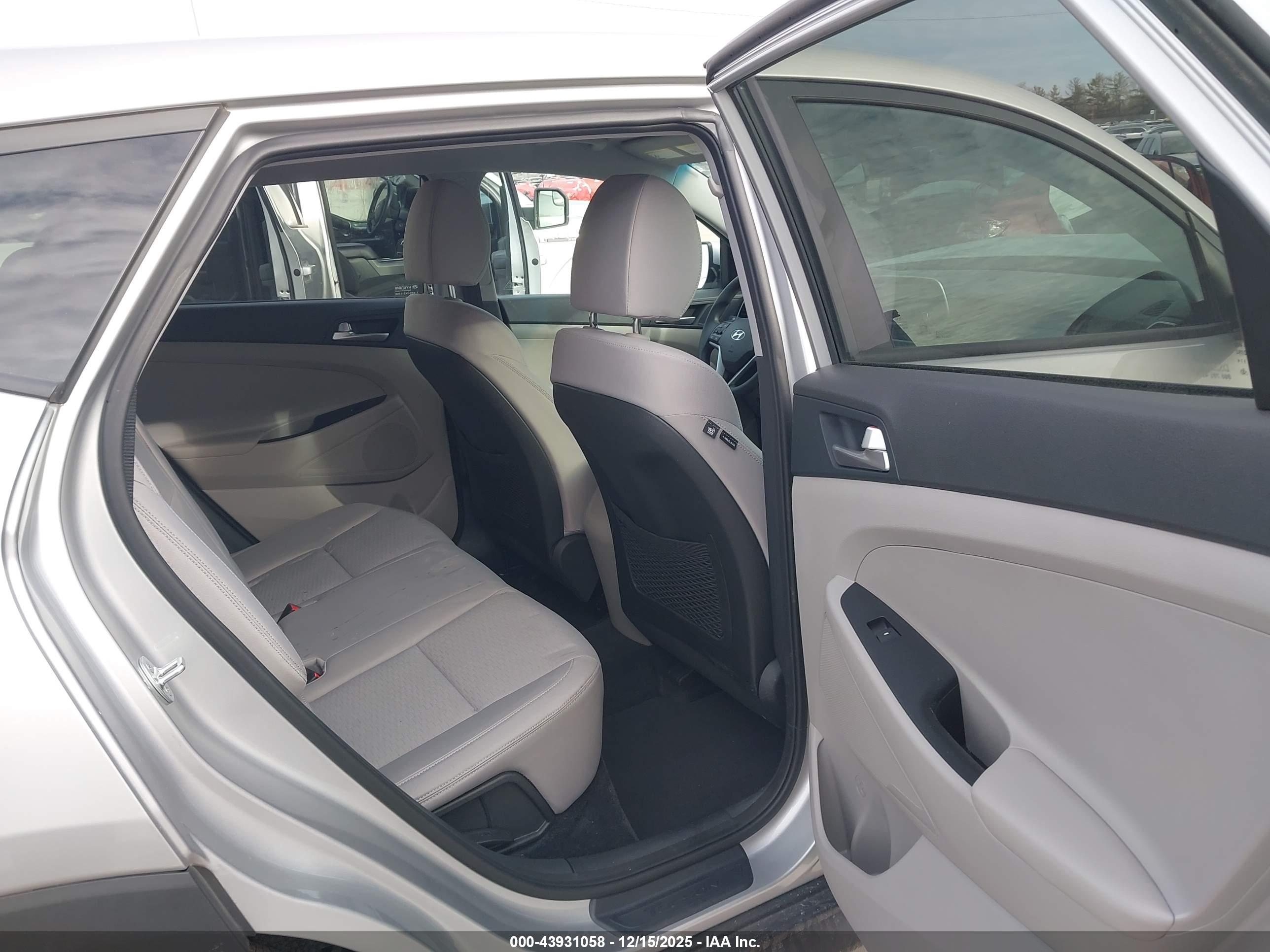 HYUNDAI TUCSON image 8