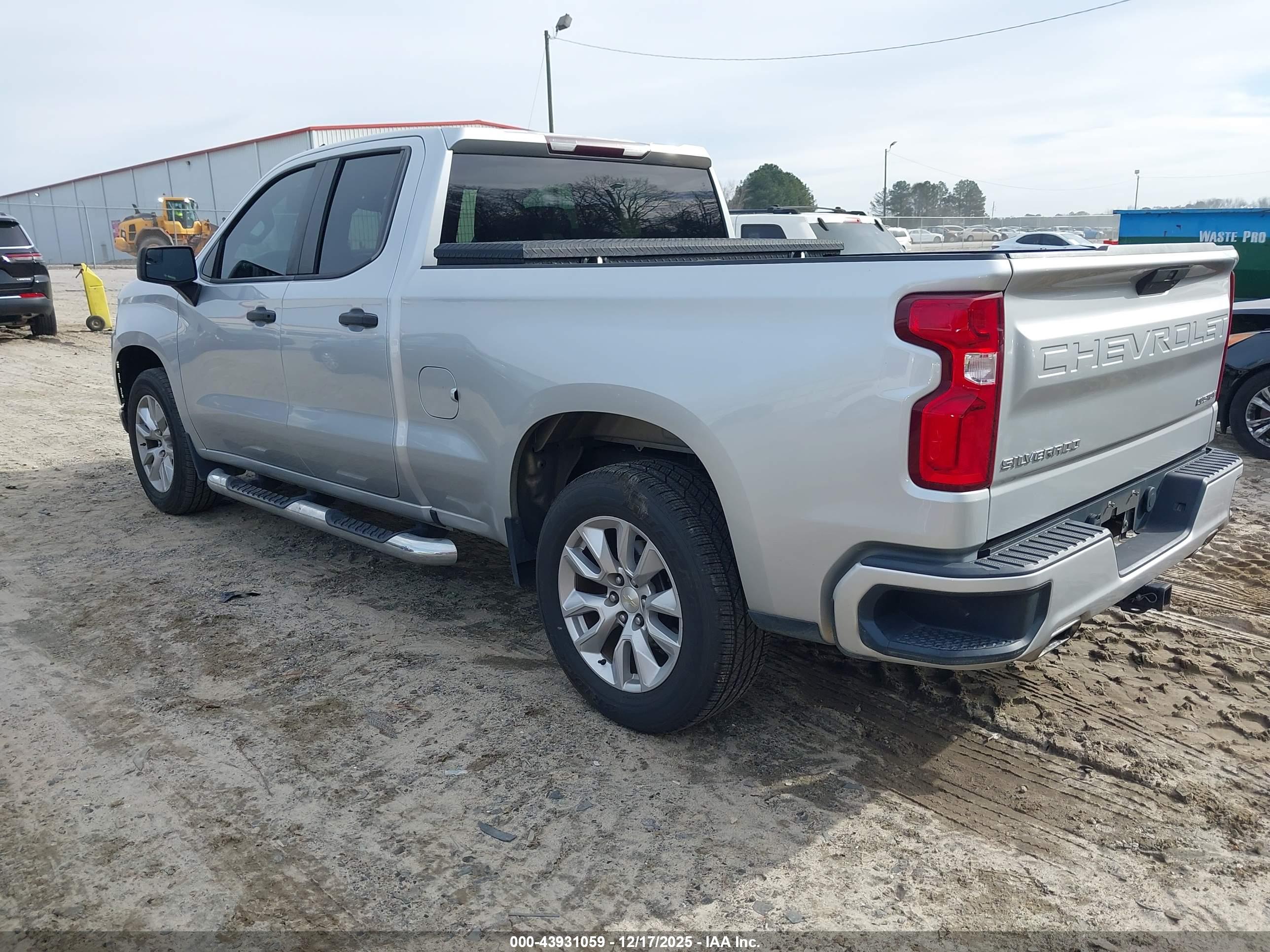 CHEVROLET SILVERADO image 3