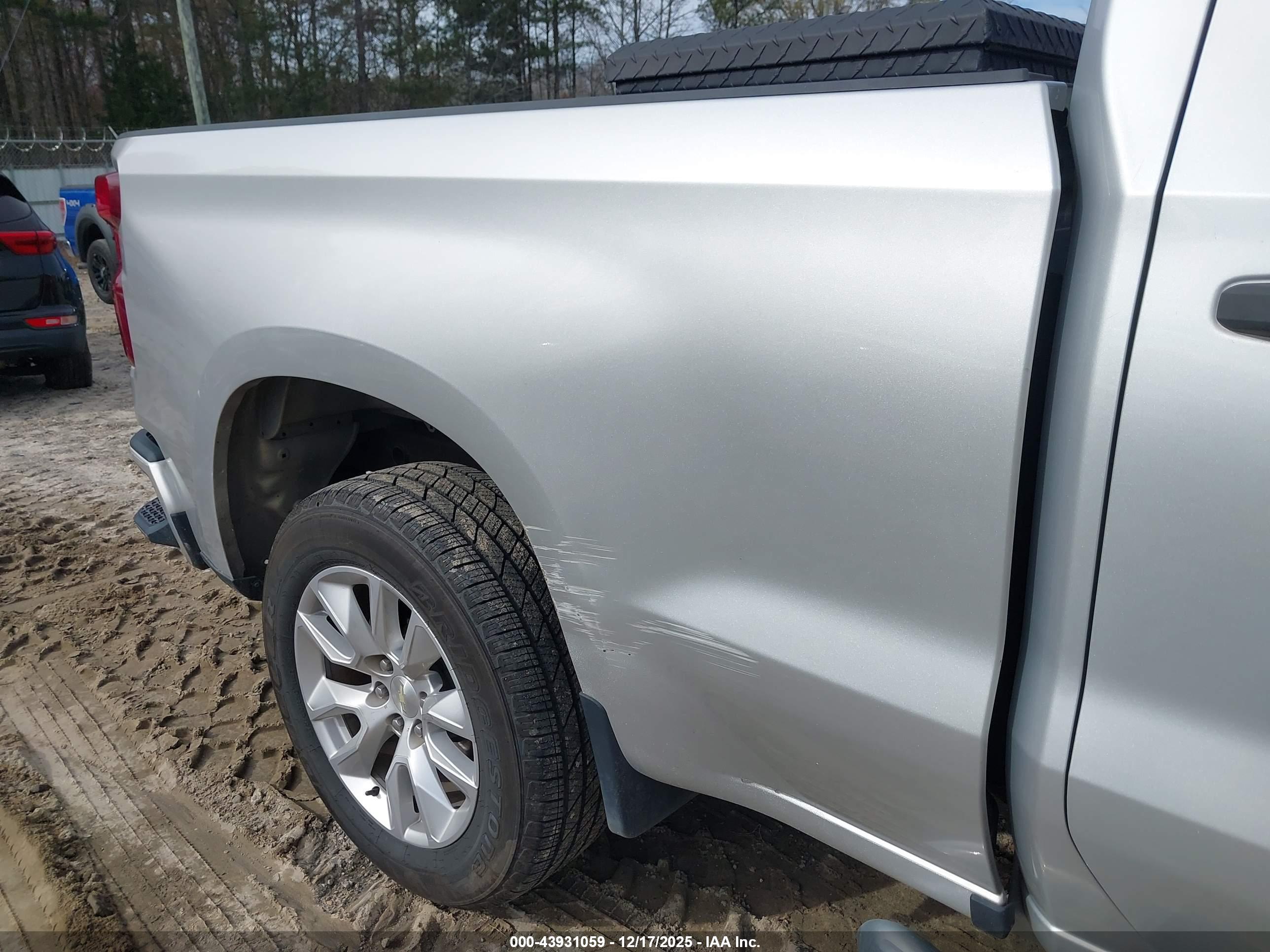 CHEVROLET SILVERADO image 6