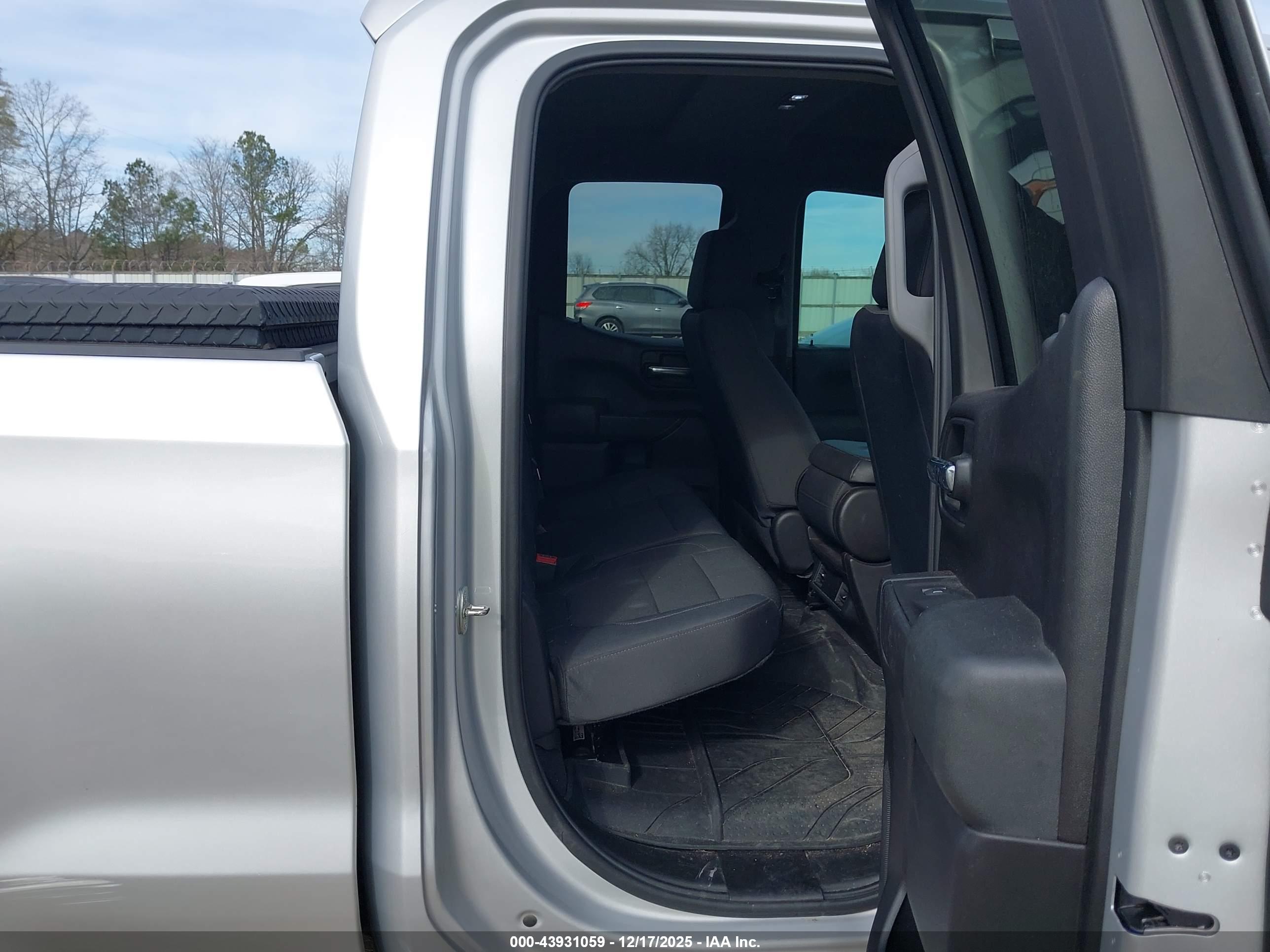 CHEVROLET SILVERADO image 8
