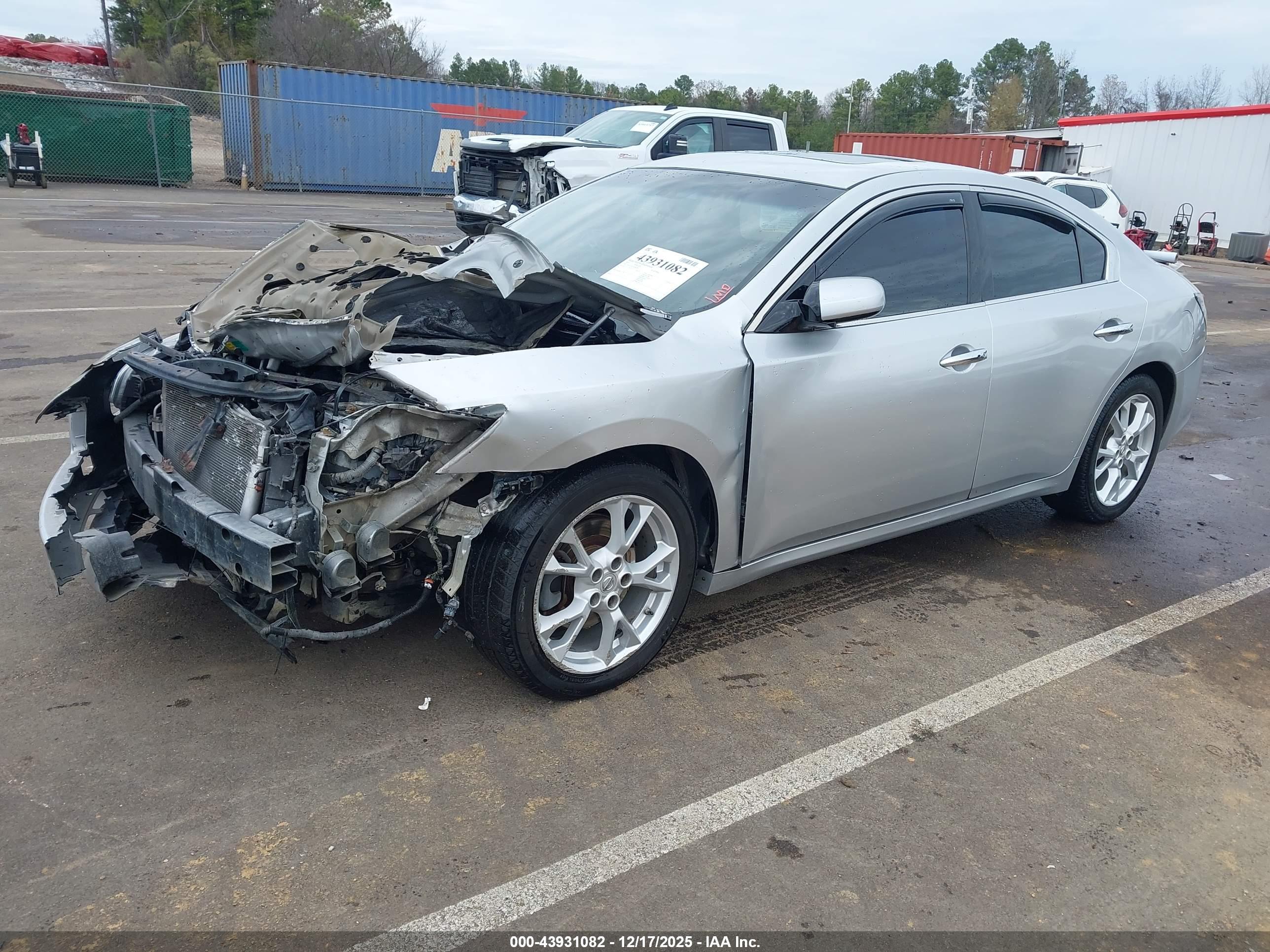 NISSAN MAXIMA image 2