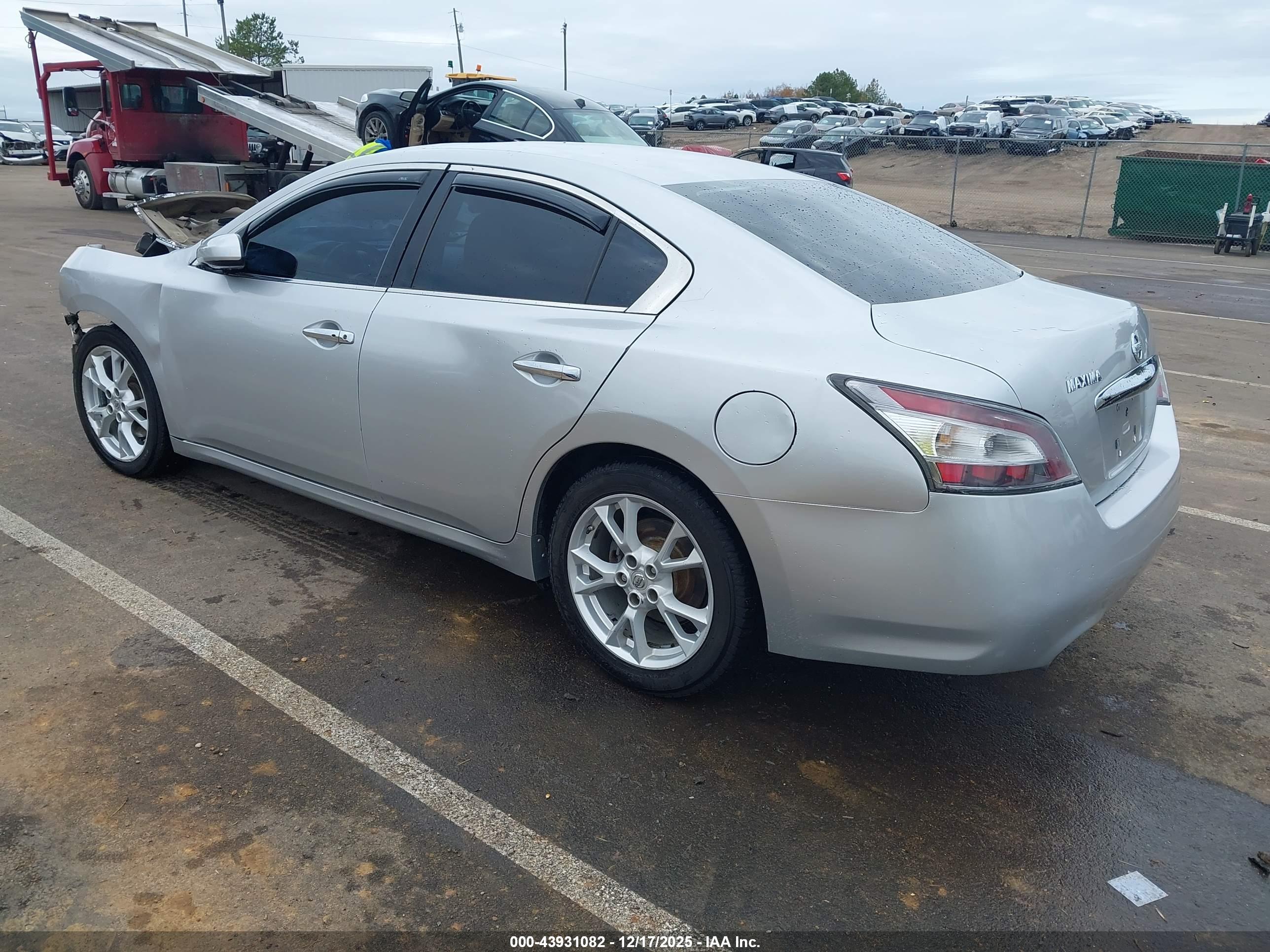 NISSAN MAXIMA image 3
