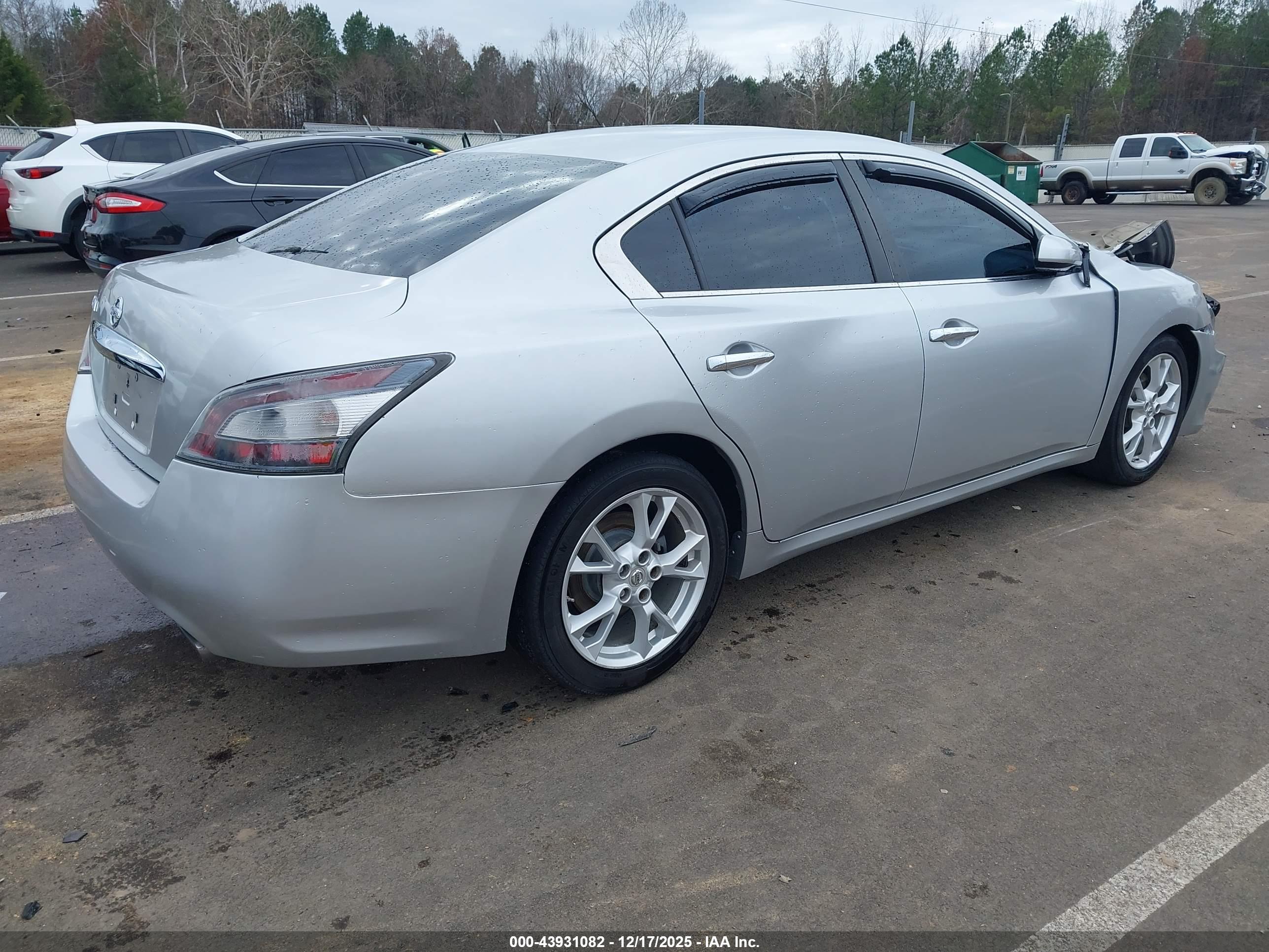 NISSAN MAXIMA image 4