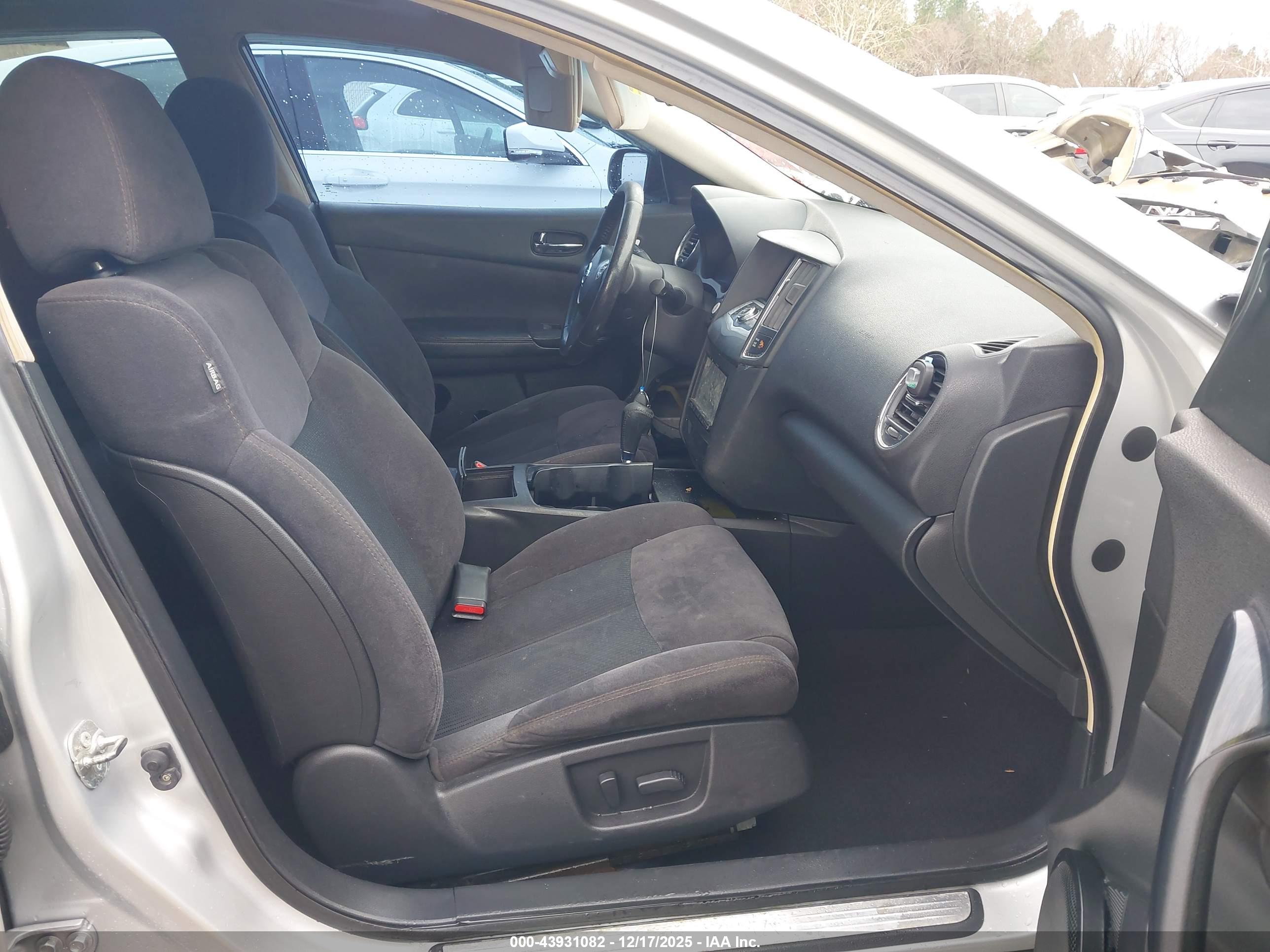 NISSAN MAXIMA image 5