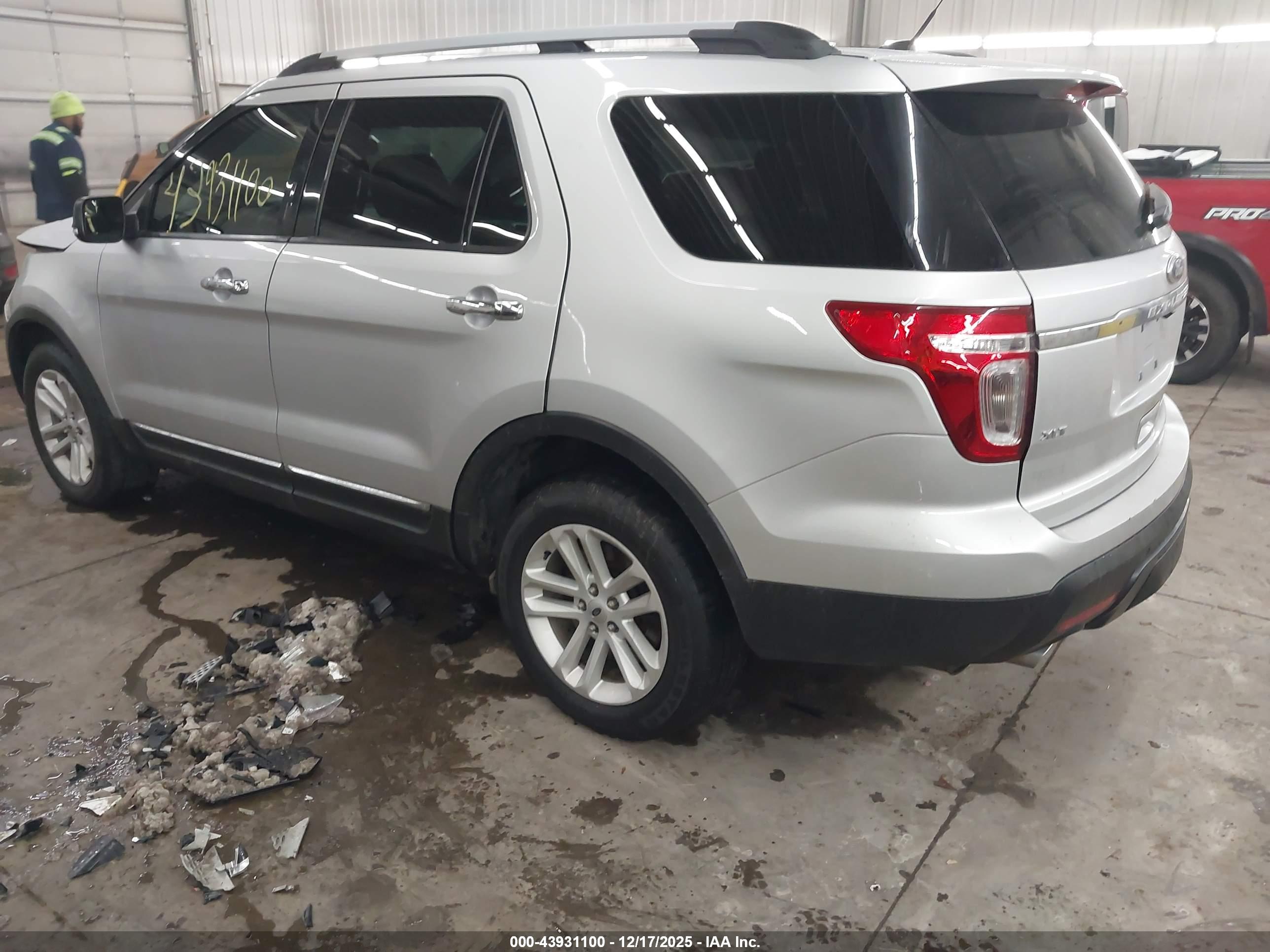 FORD EXPLORER image 3