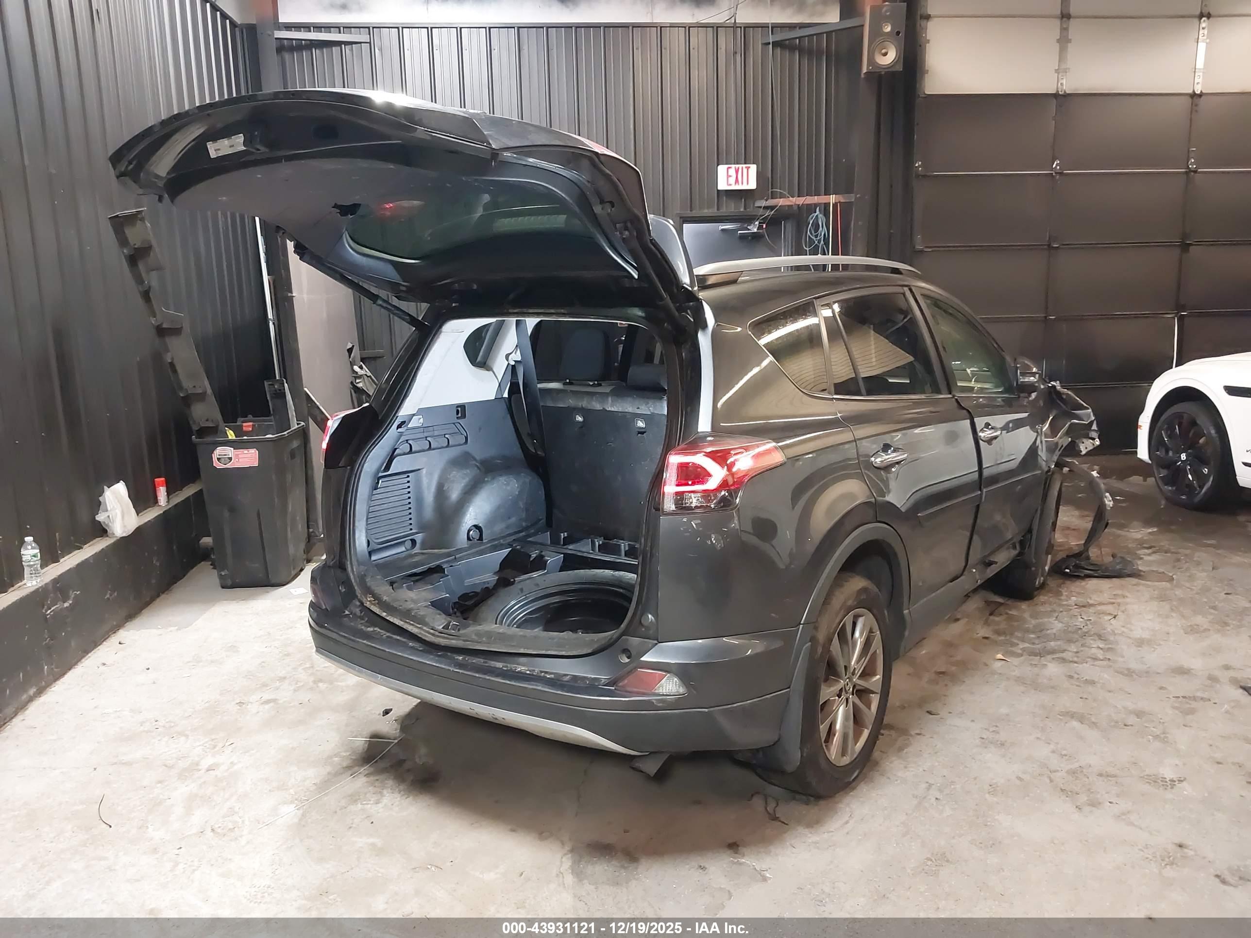 TOYOTA RAV4 image 4