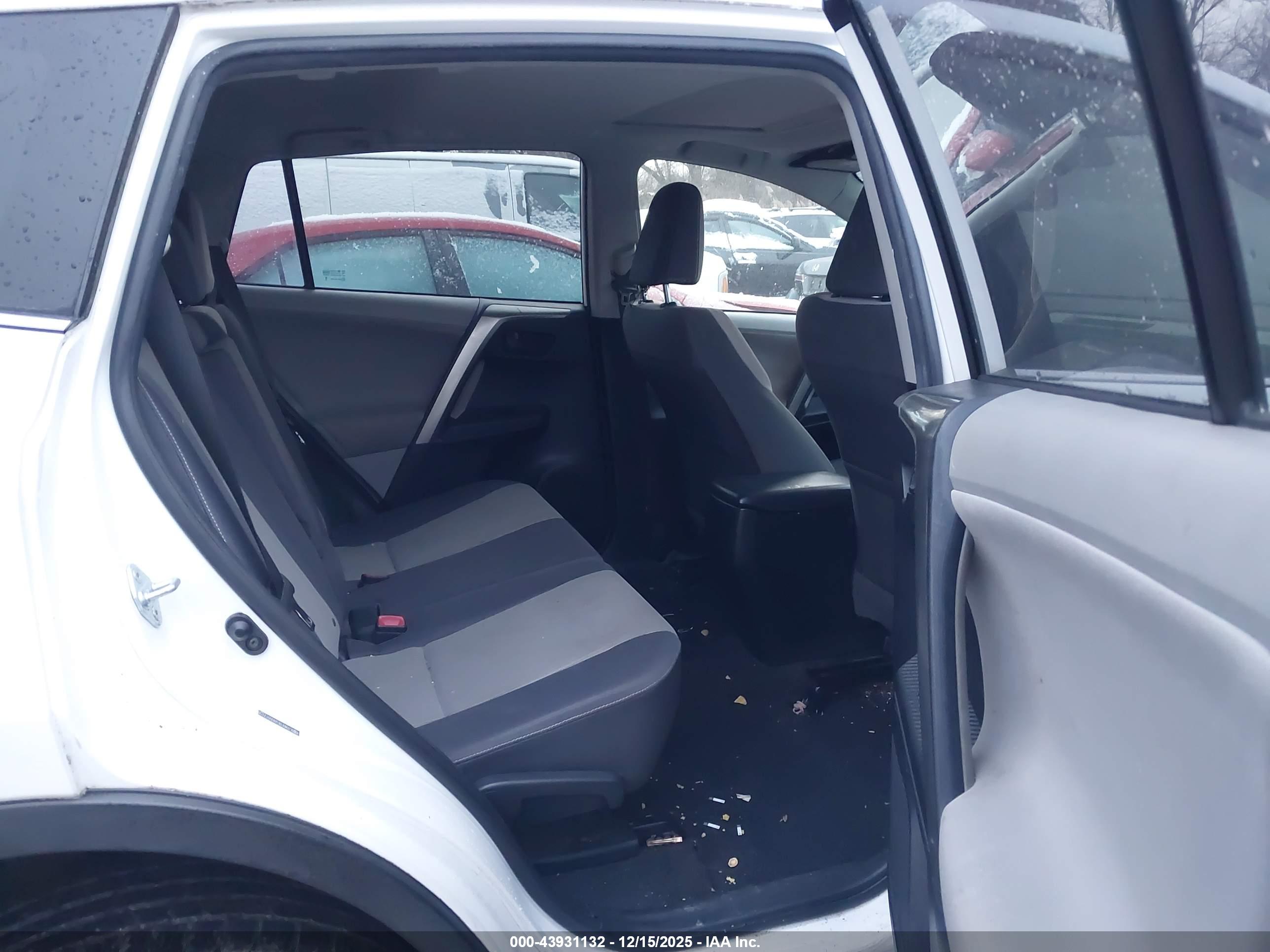 TOYOTA RAV4 image 8