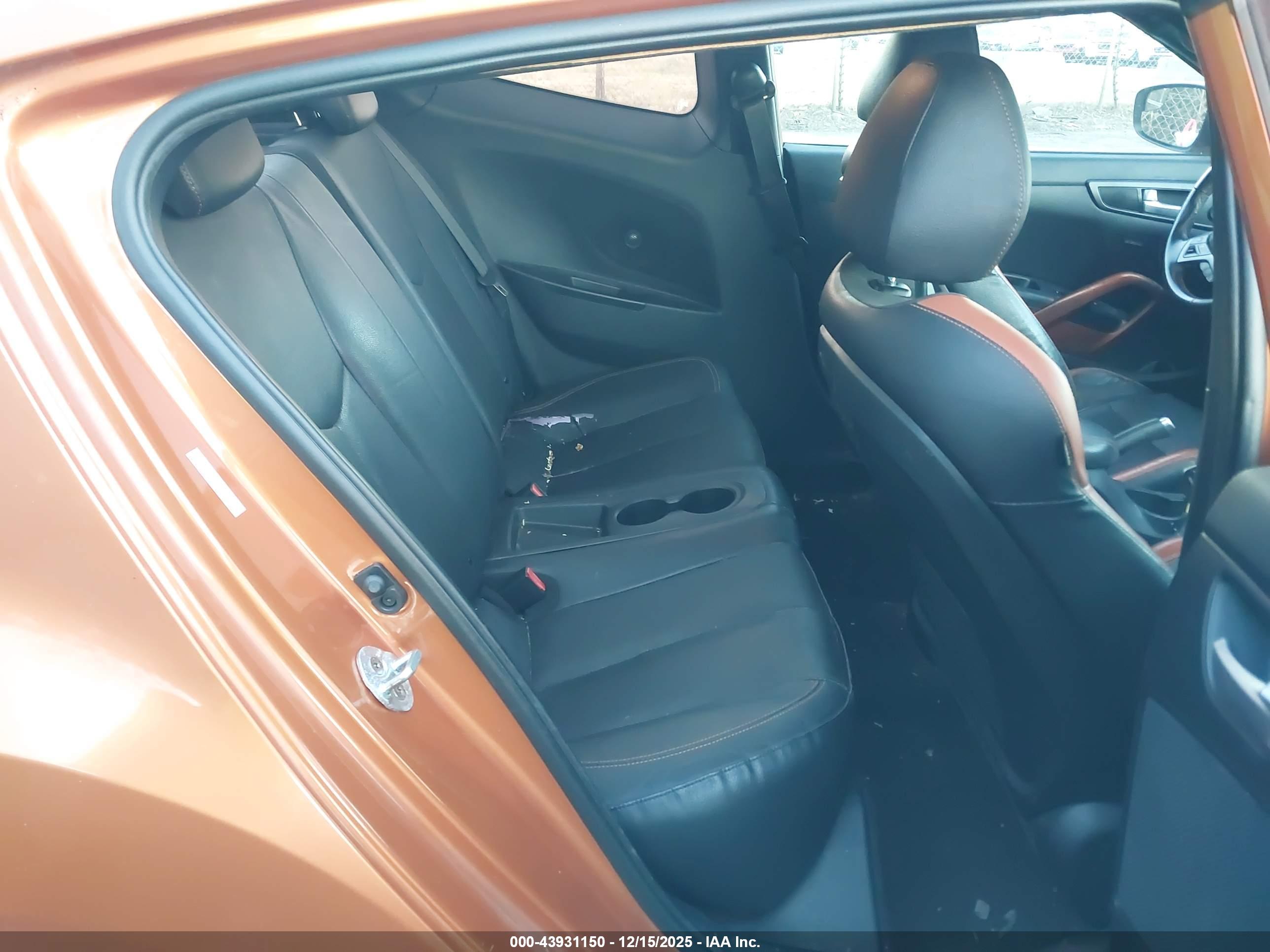 HYUNDAI VELOSTER image 8