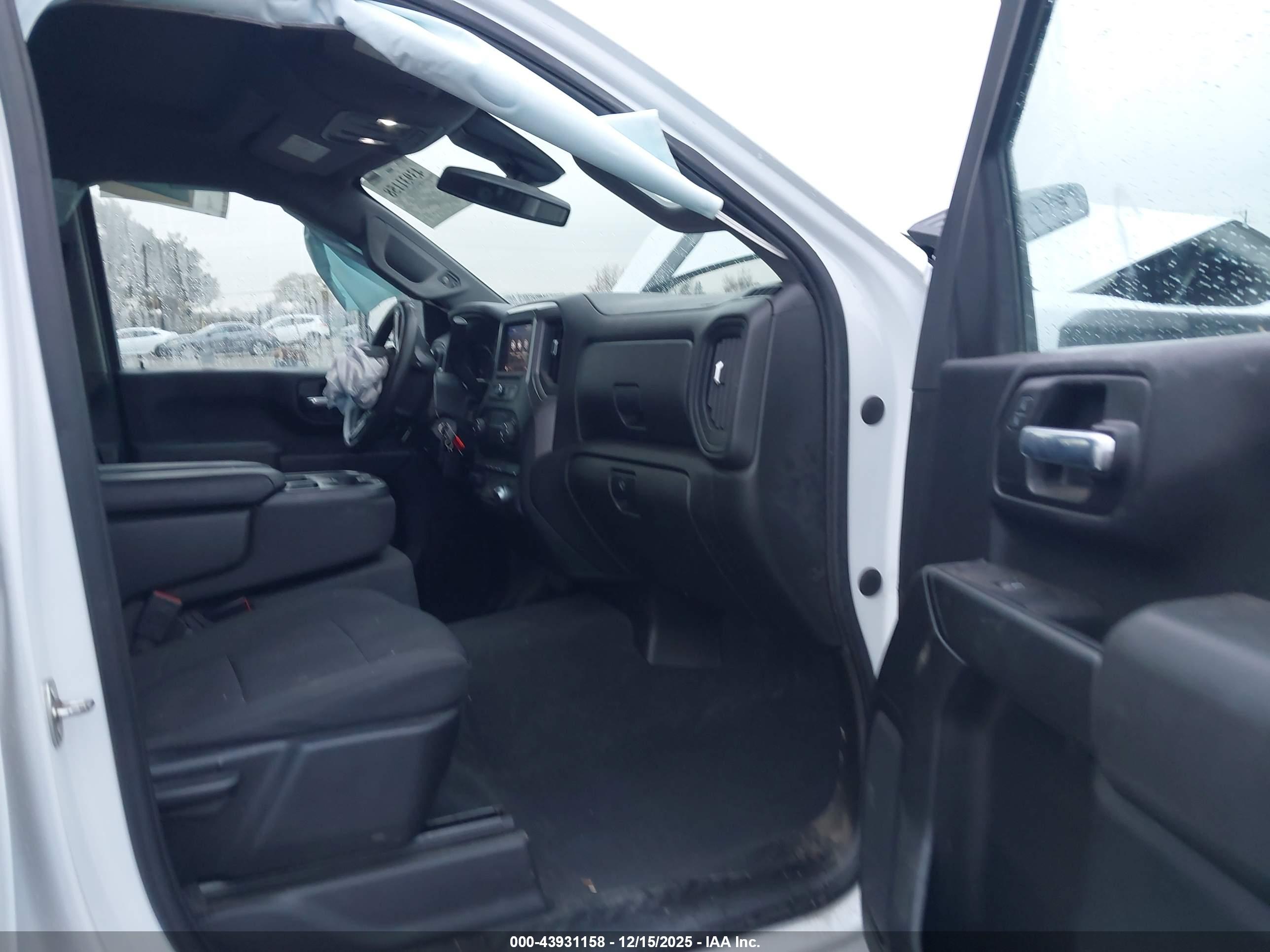 CHEVROLET SILVERADO image 5