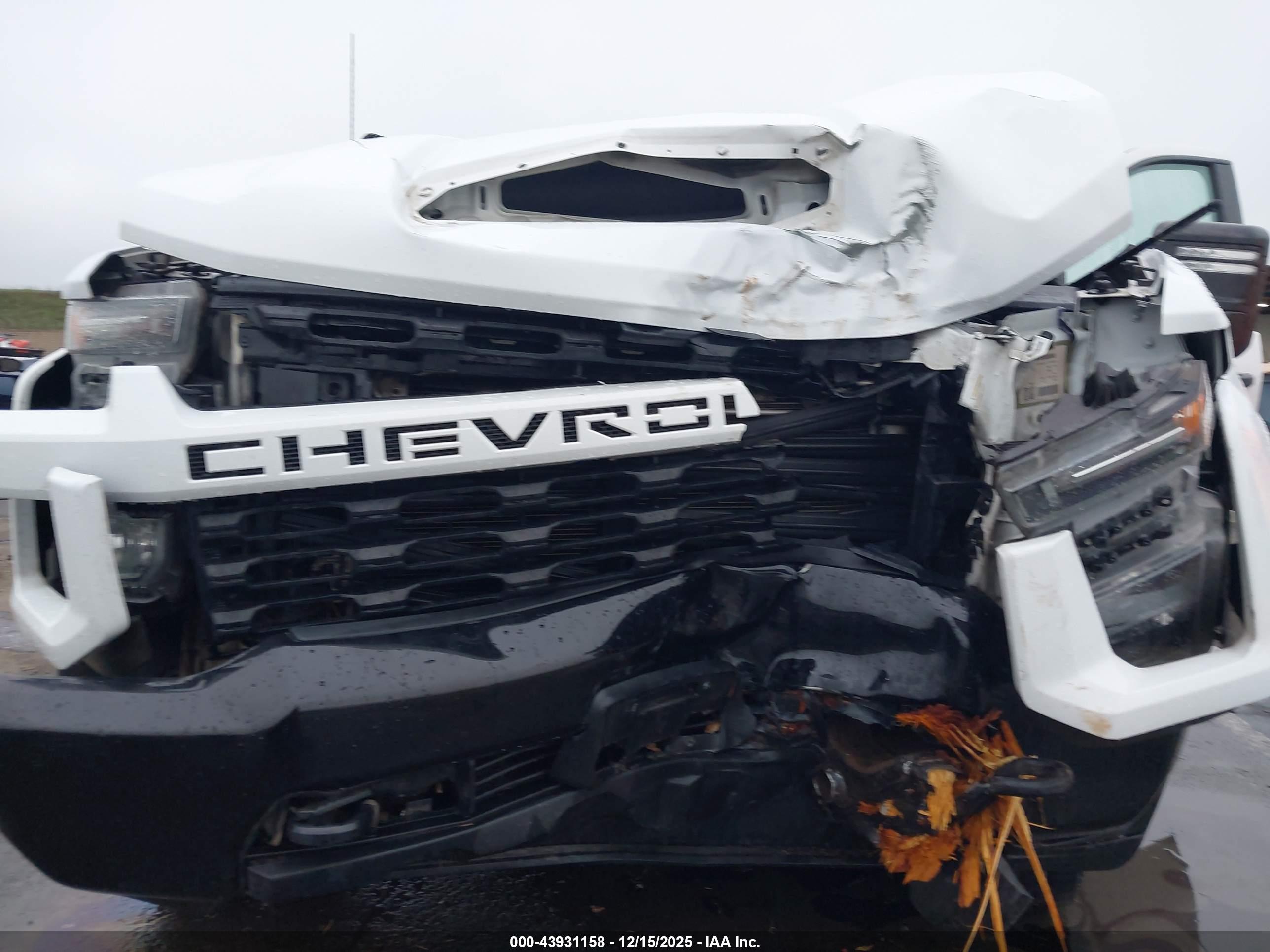 CHEVROLET SILVERADO image 6