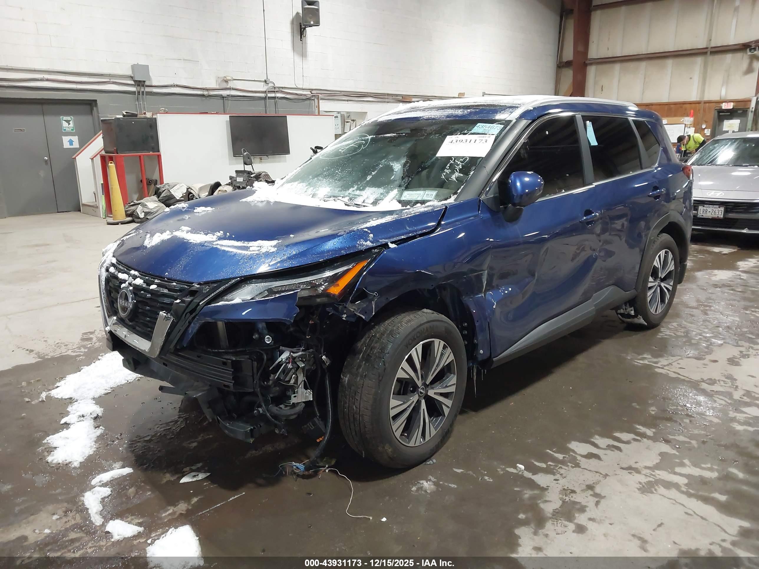 NISSAN ROGUE image 2