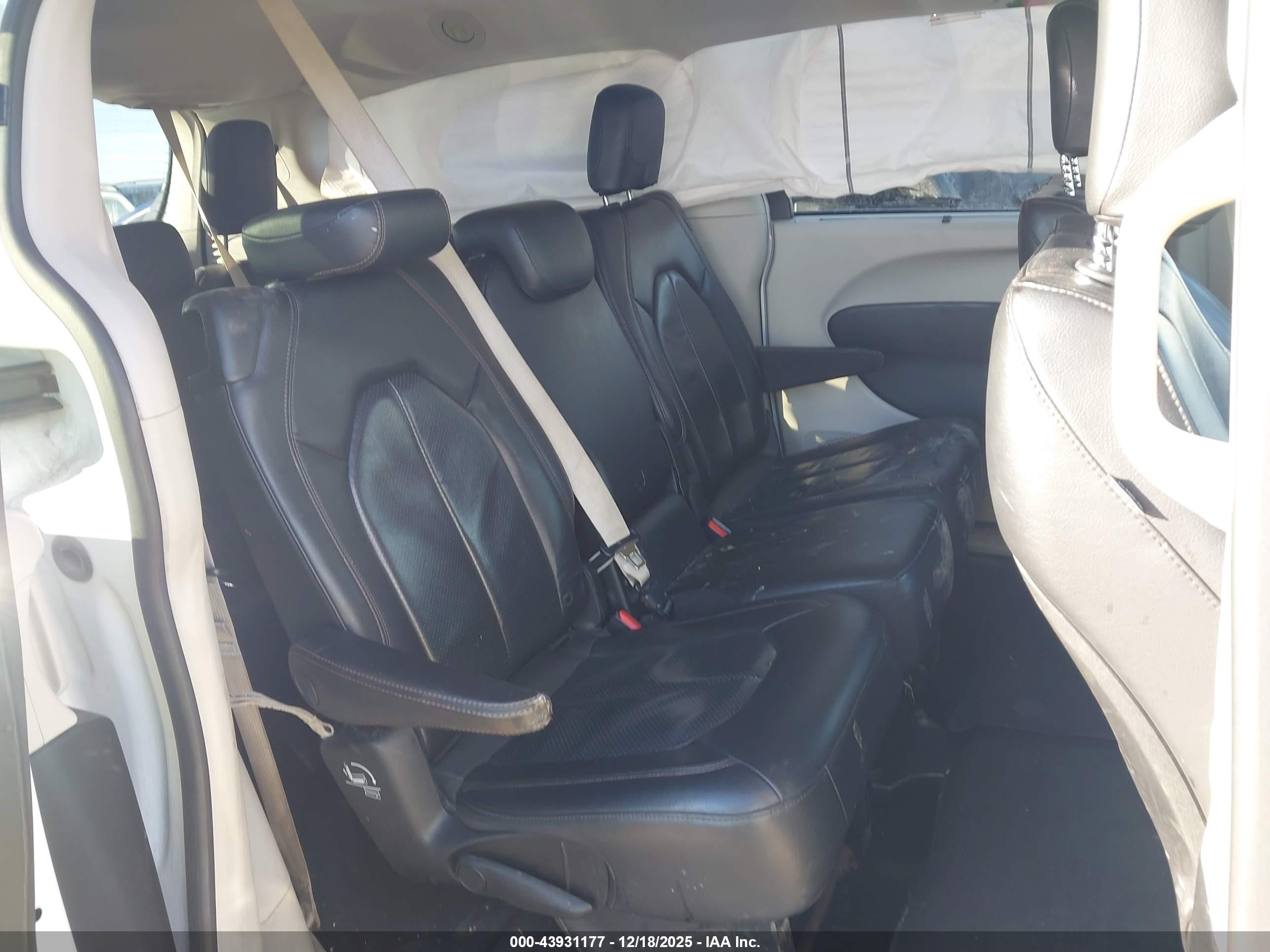 CHRYSLER PACIFICA image 8