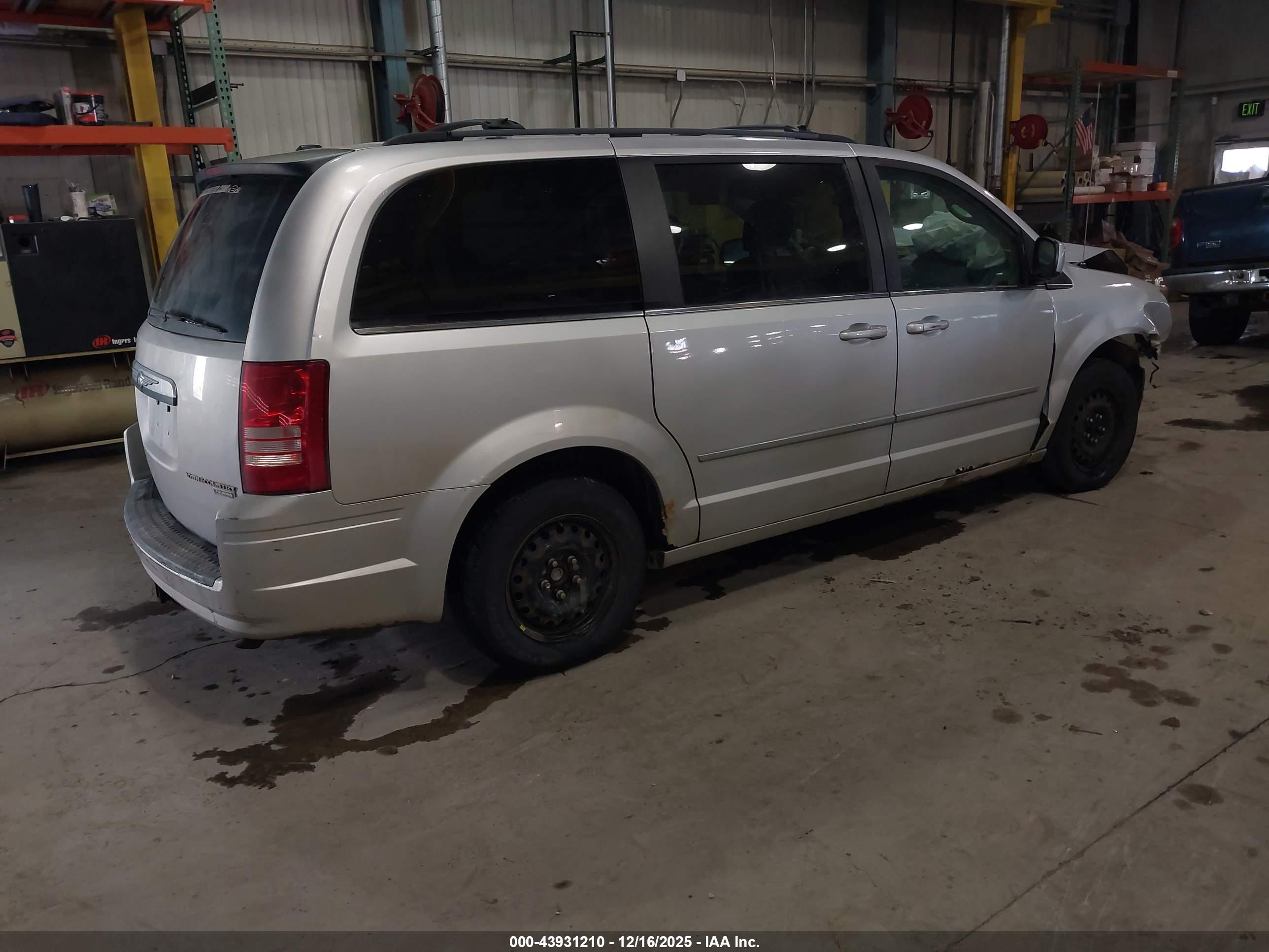 CHRYSLER TOWN image 4