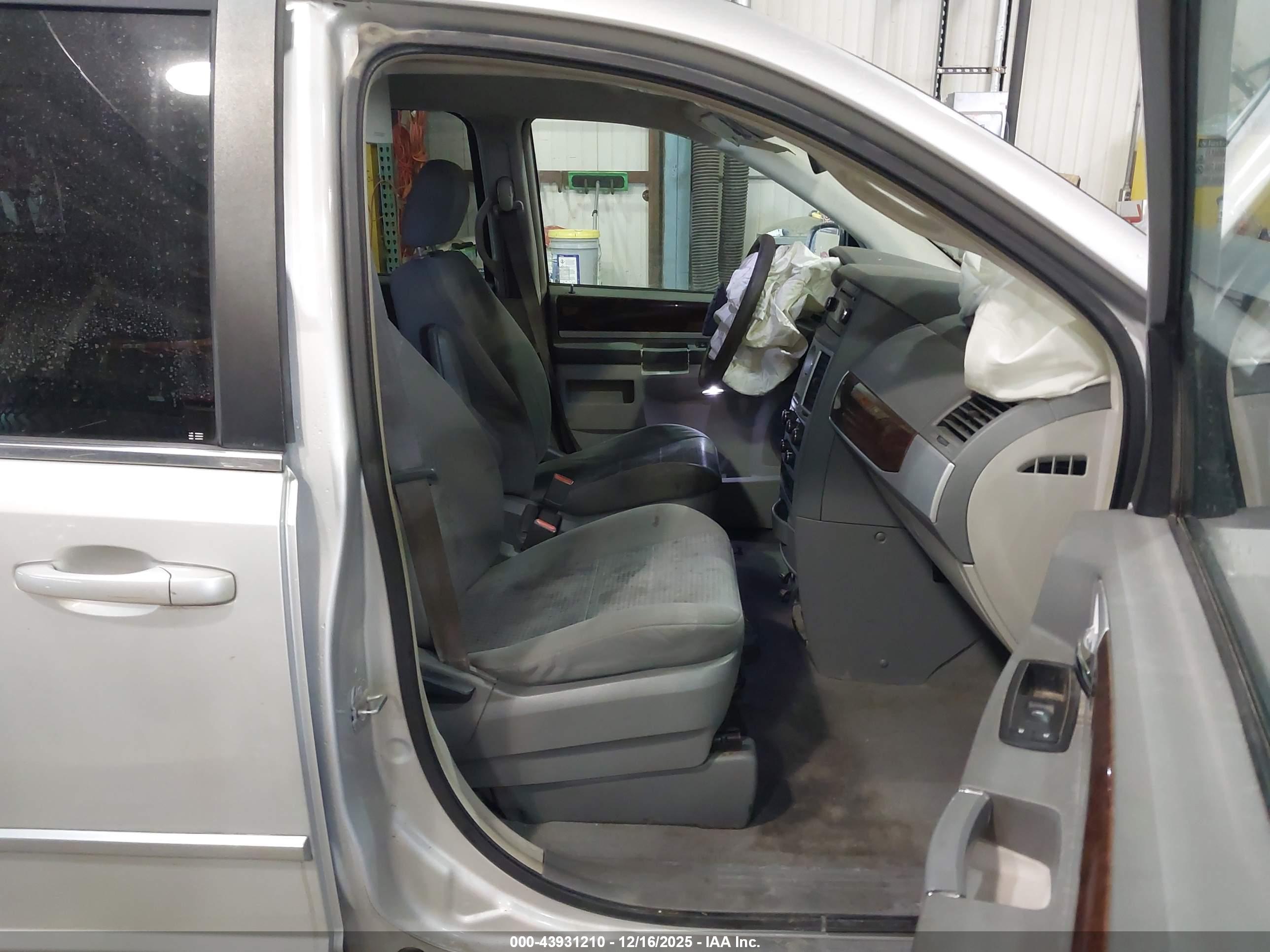 CHRYSLER TOWN image 5