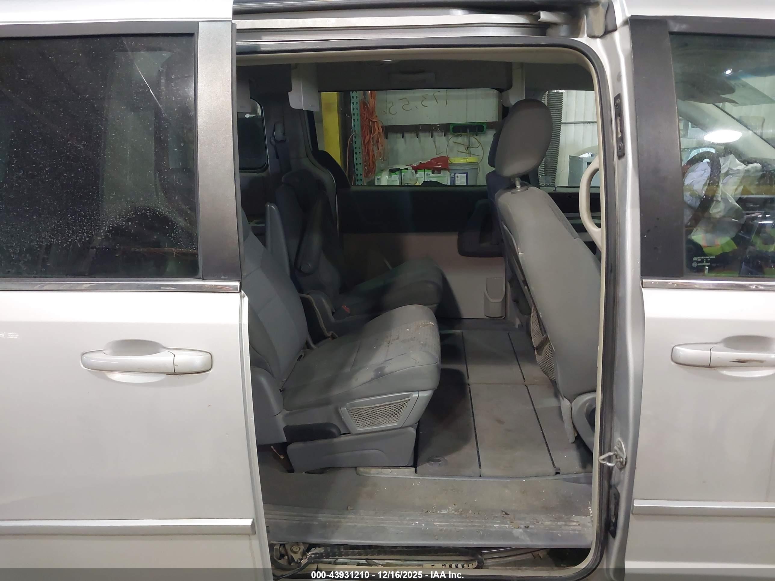 CHRYSLER TOWN image 8