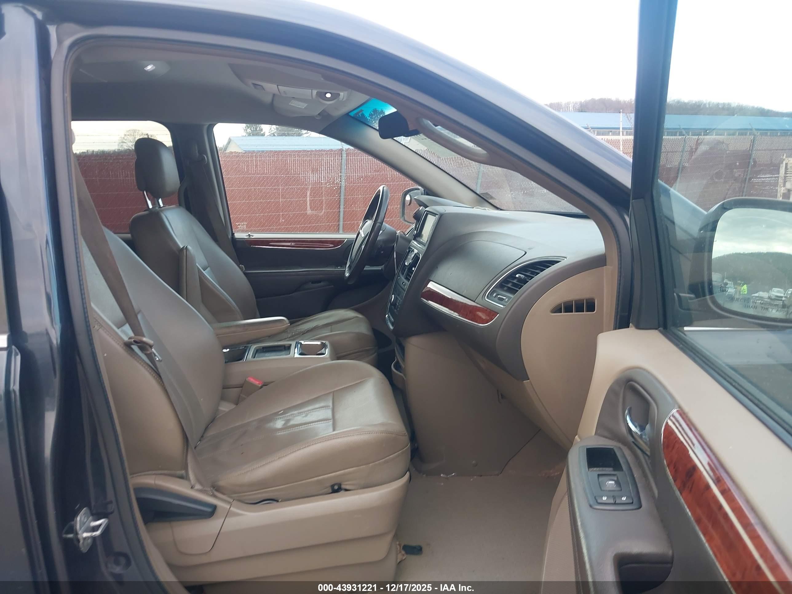 CHRYSLER TOWN image 5