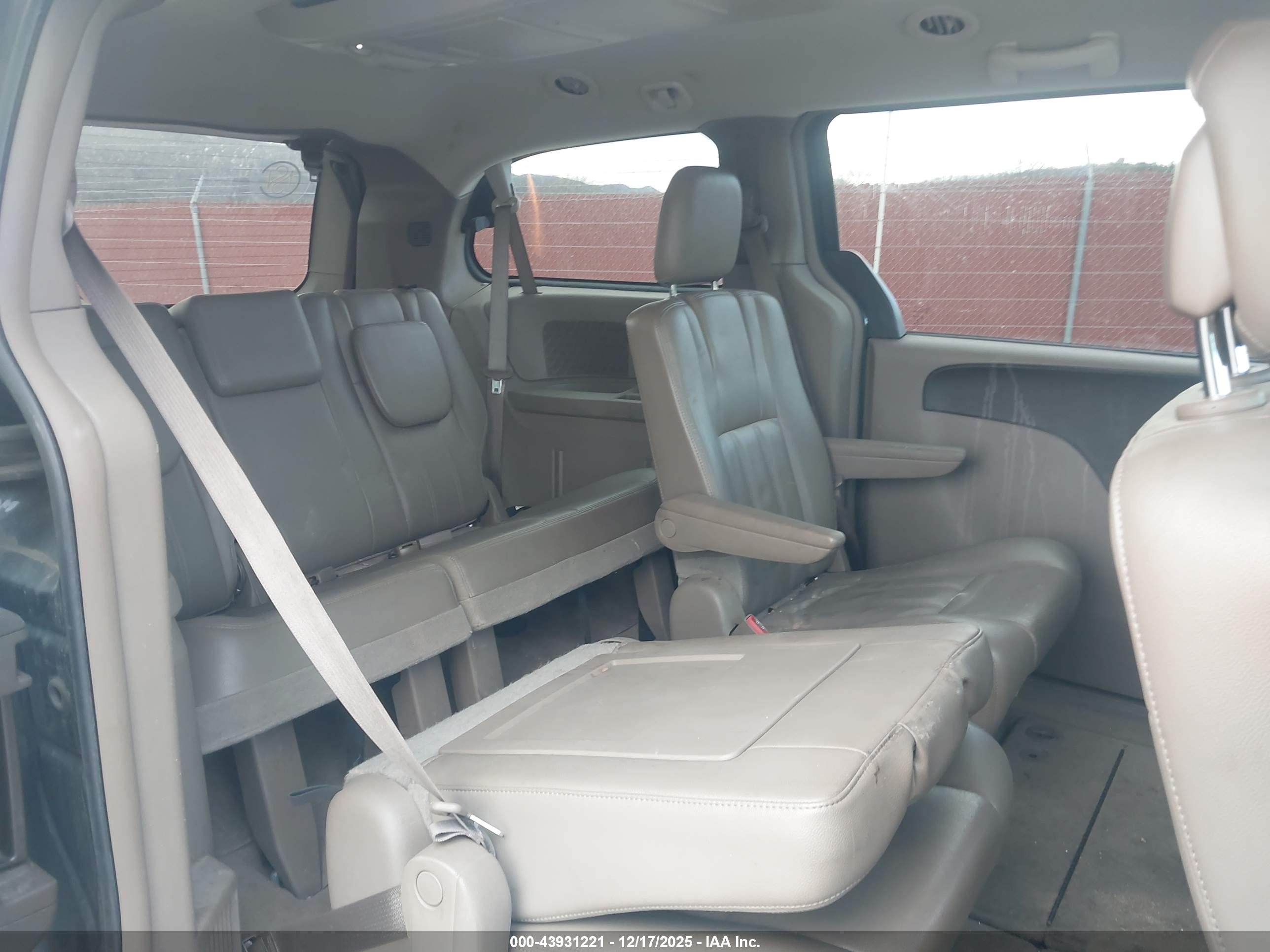 CHRYSLER TOWN image 8