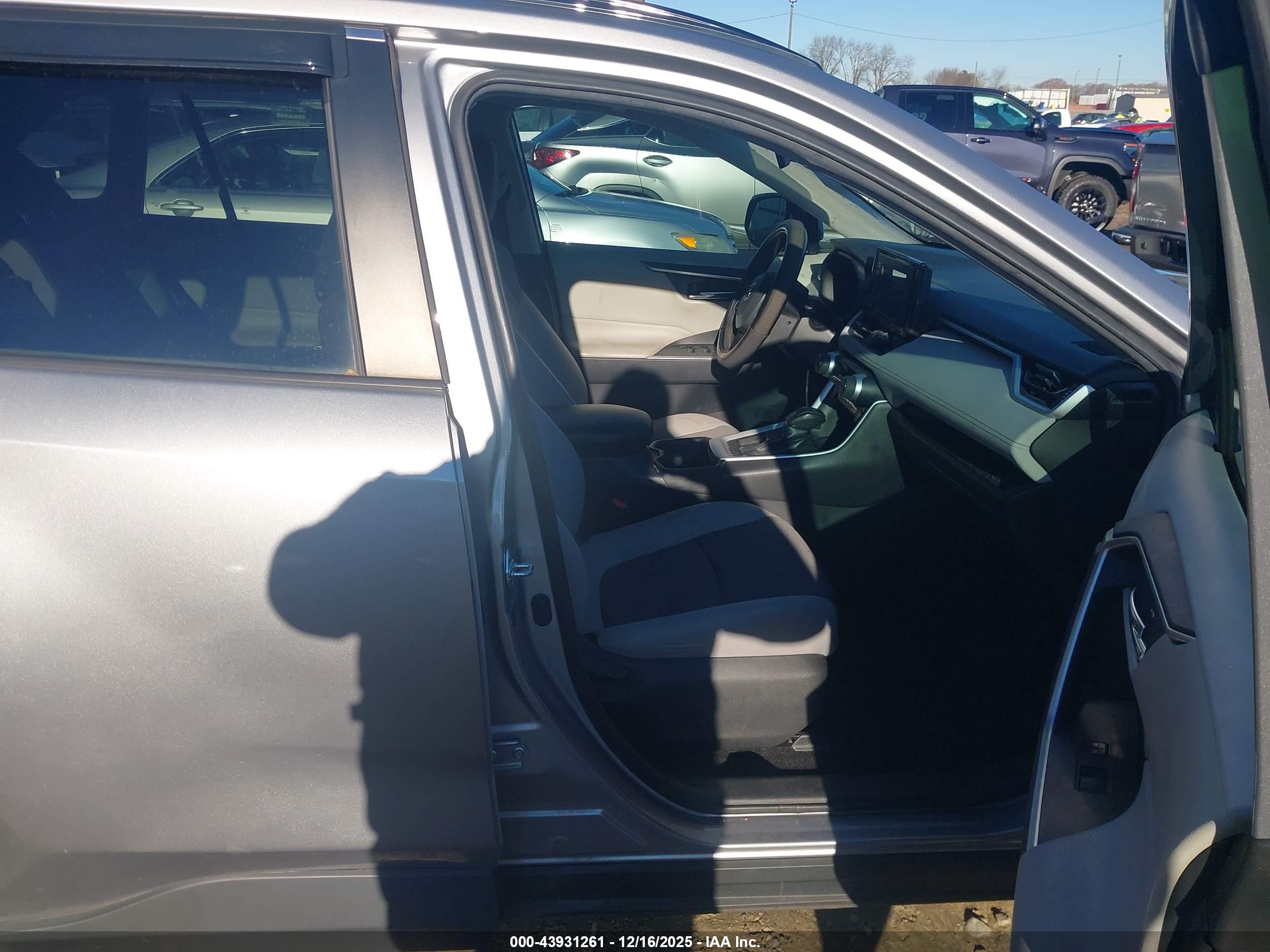 TOYOTA RAV4 image 5