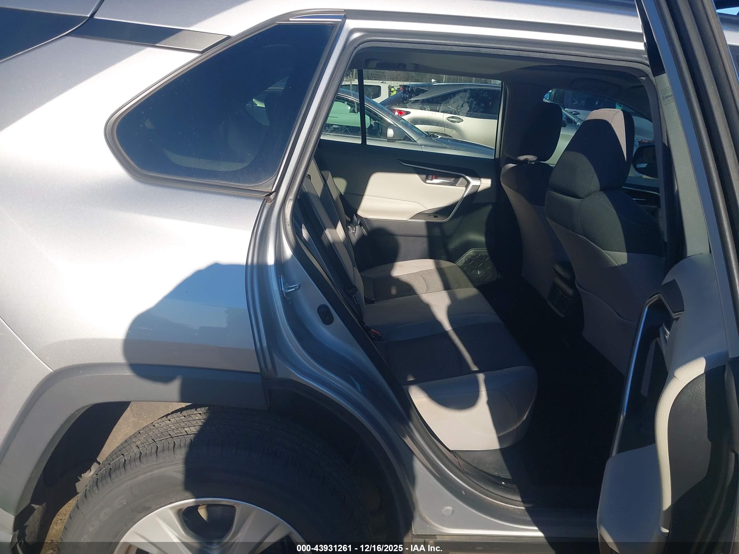 TOYOTA RAV4 image 8