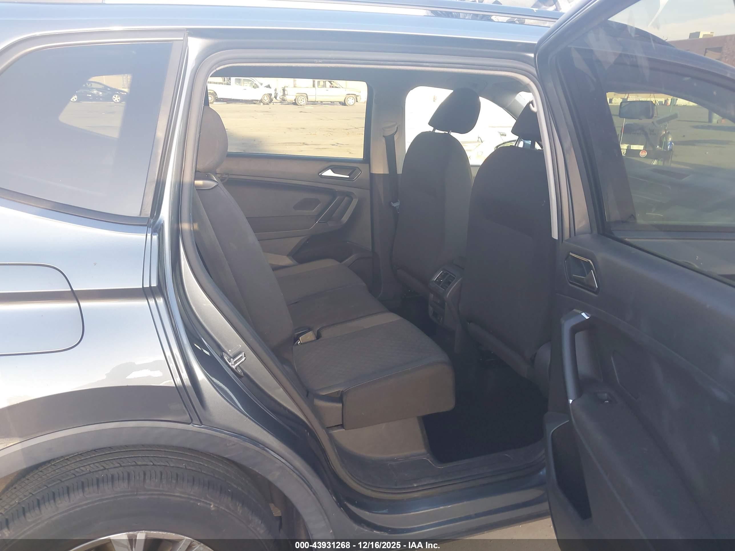 VOLKSWAGEN TIGUAN image 8