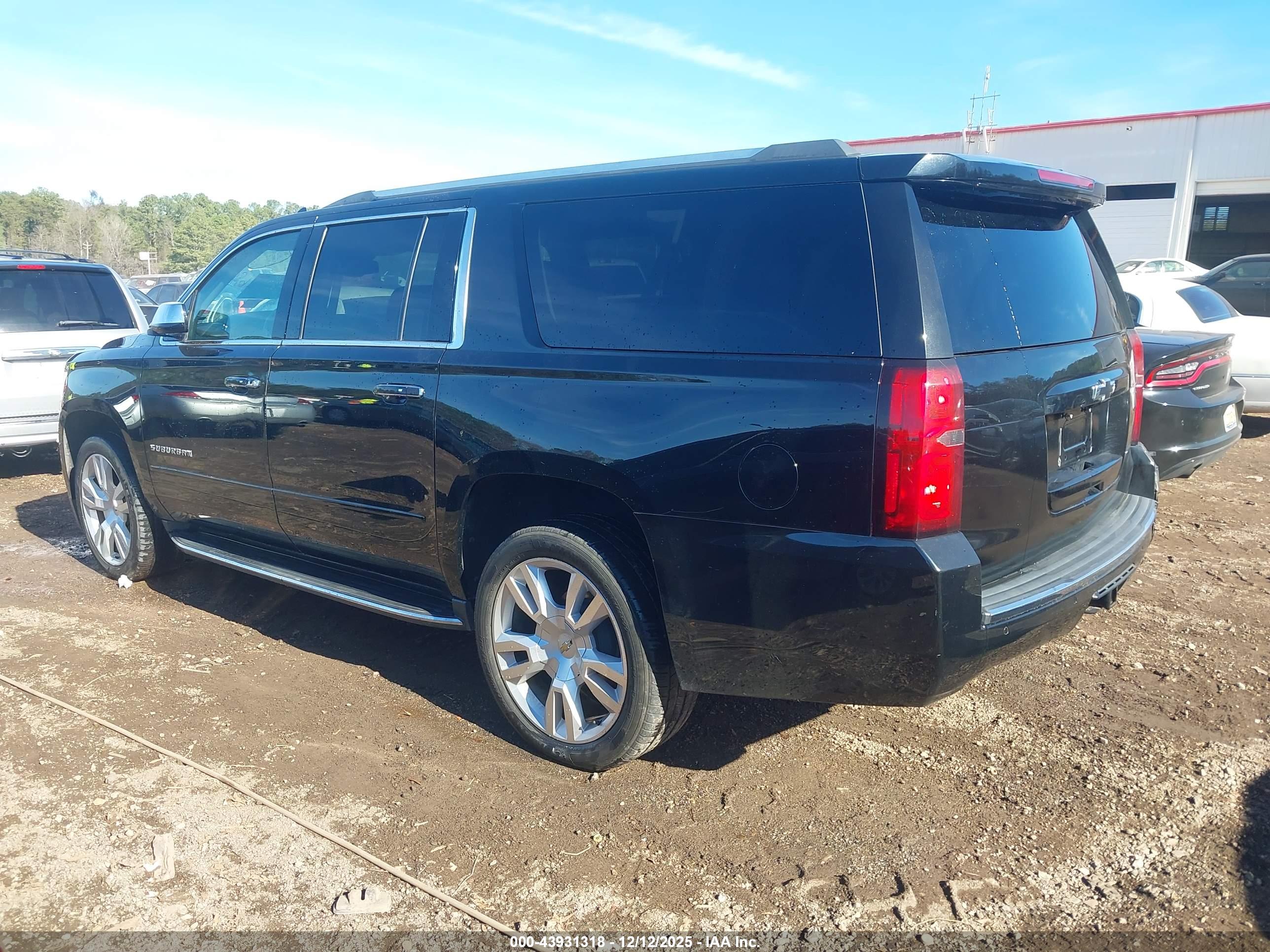 CHEVROLET SUBURBAN image 3