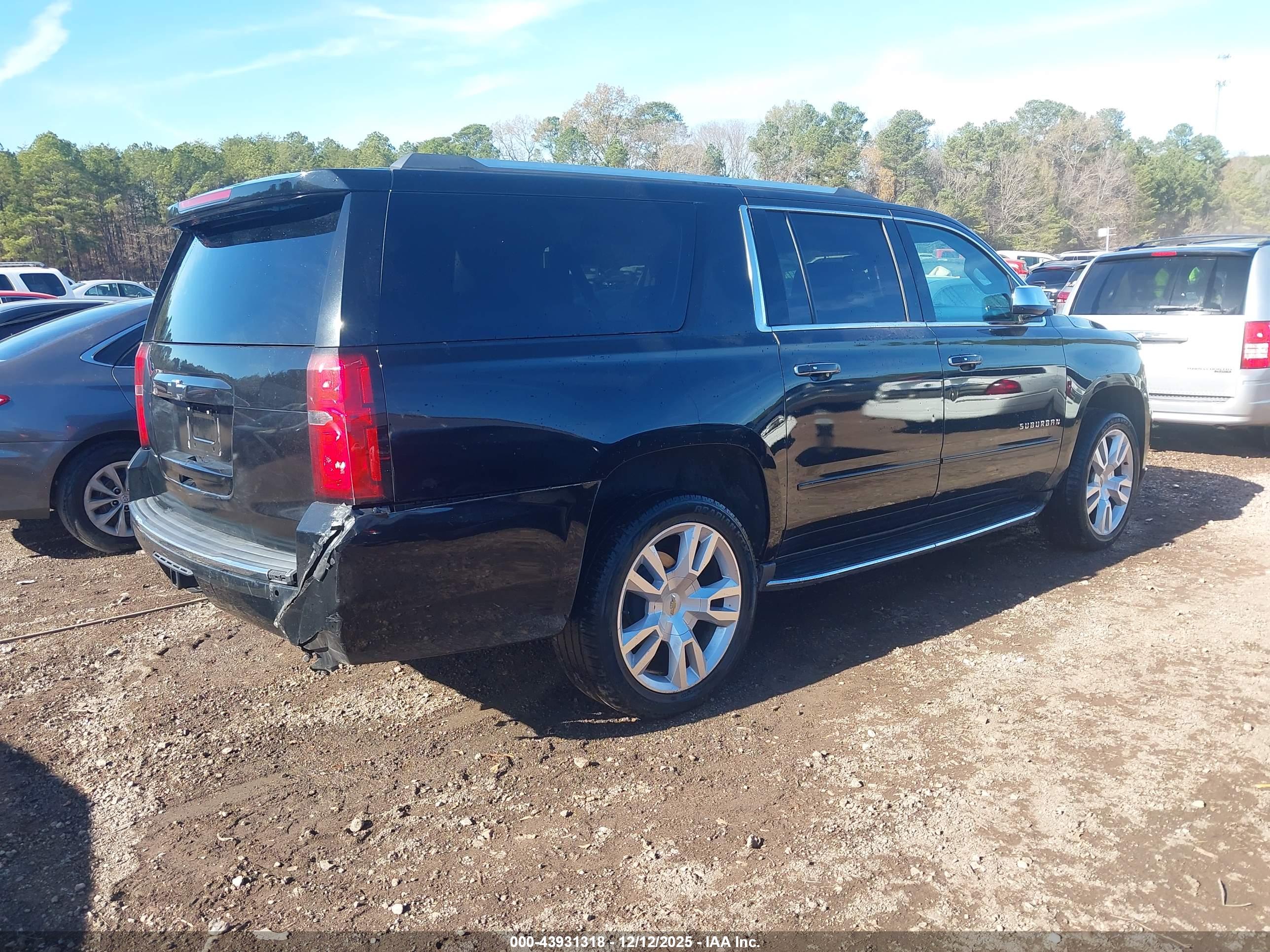 CHEVROLET SUBURBAN image 4