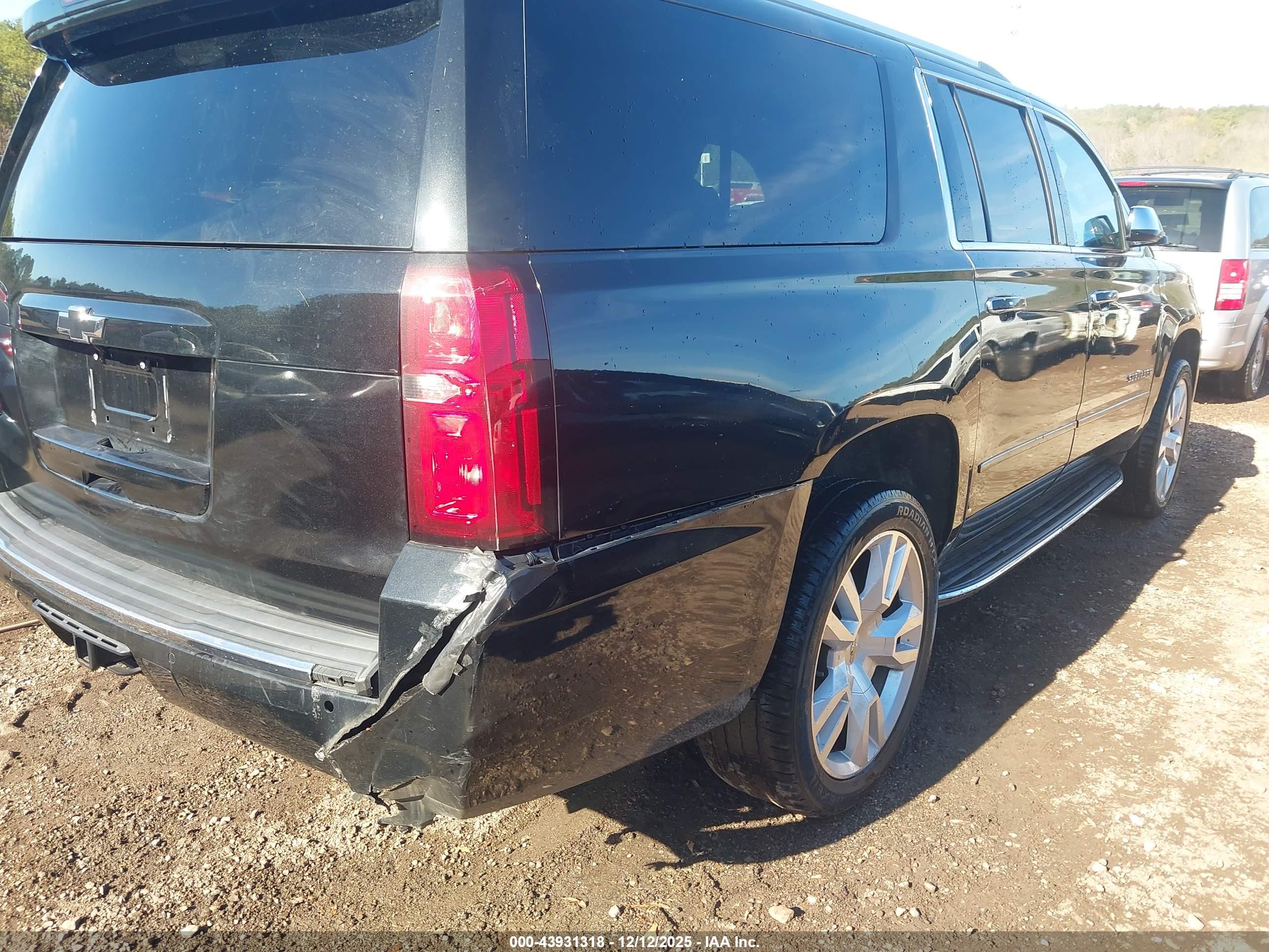 CHEVROLET SUBURBAN image 6