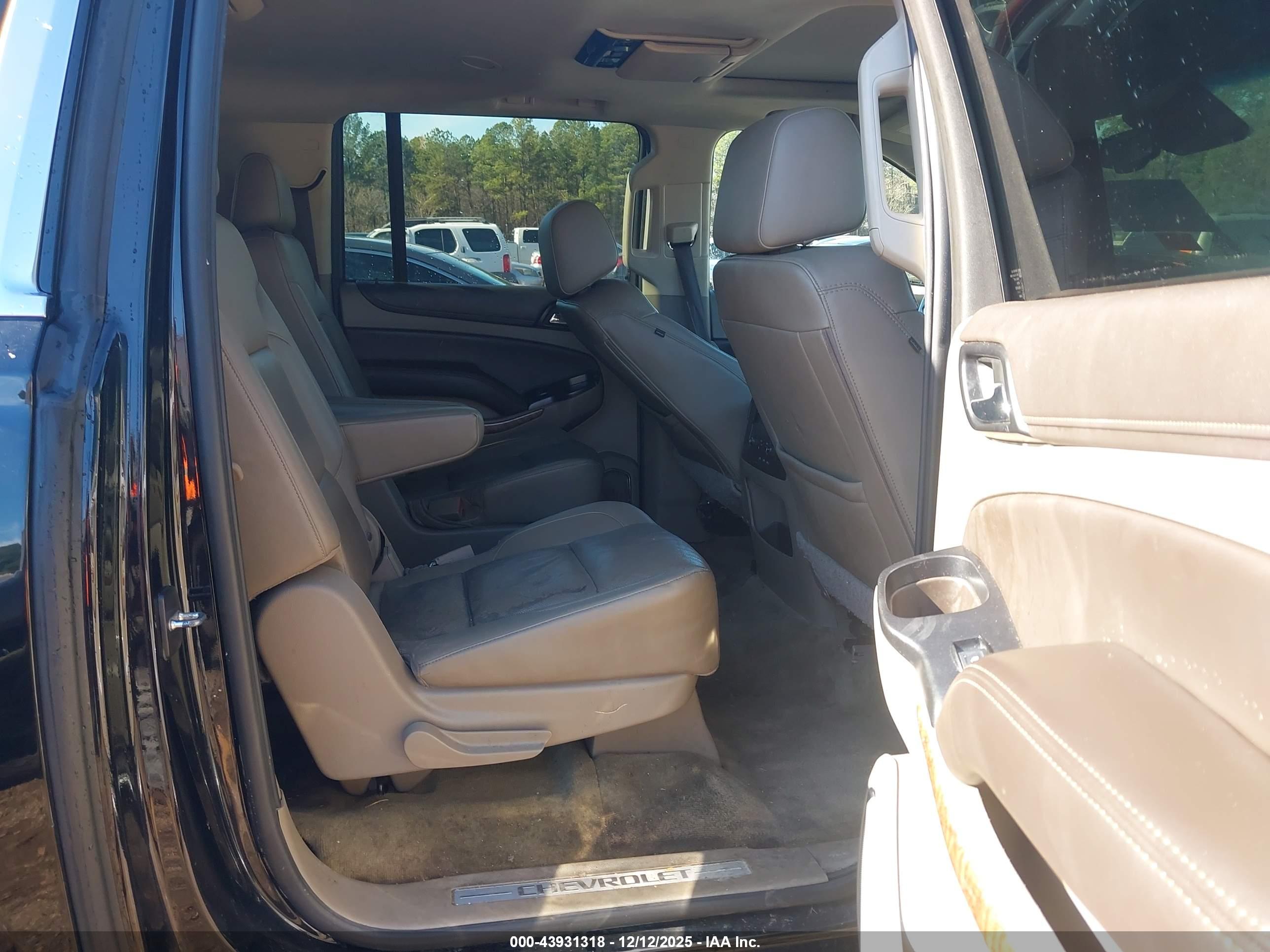 CHEVROLET SUBURBAN image 8