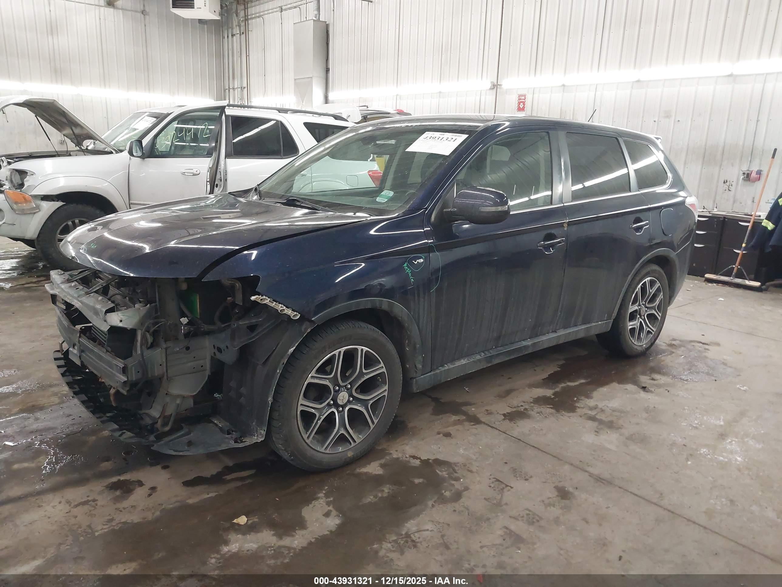 MITSUBISHI OUTLANDER image 2