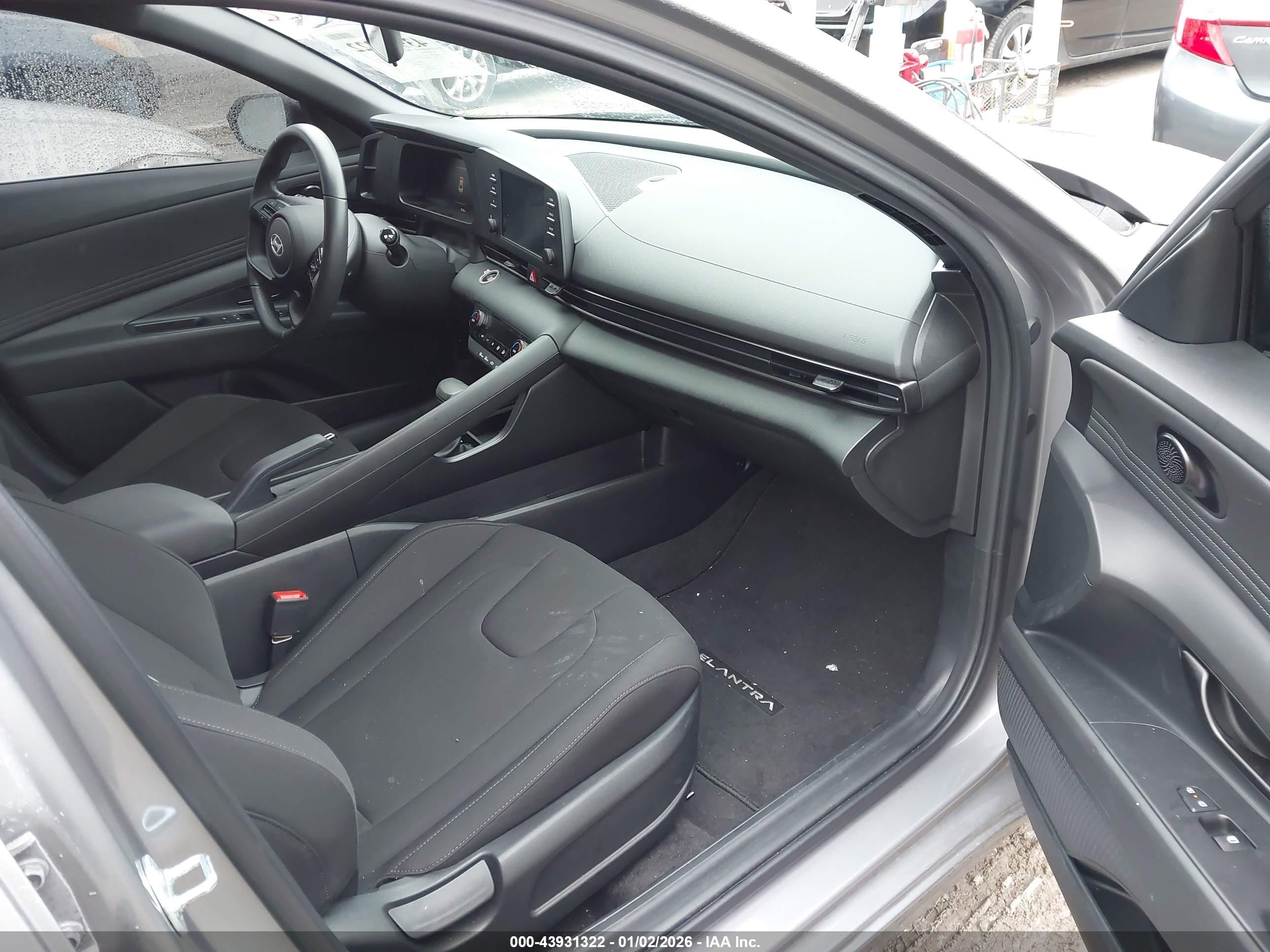 HYUNDAI ELANTRA image 5