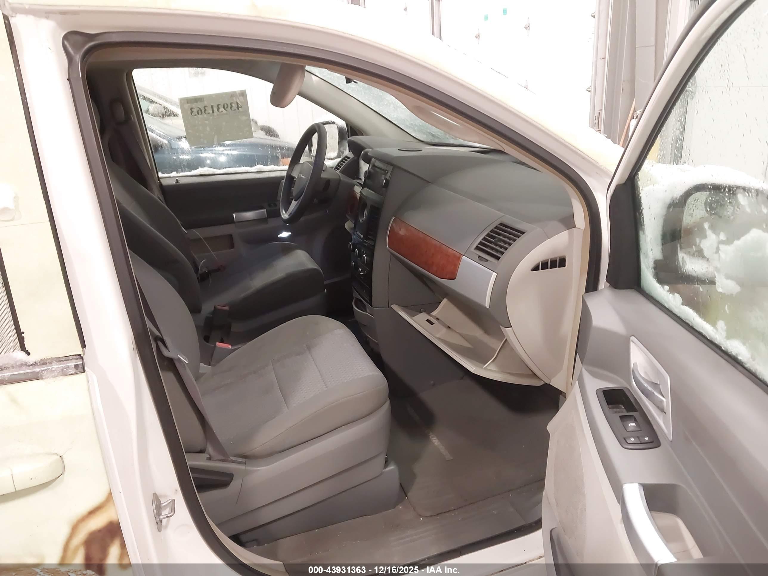 CHRYSLER TOWN image 5
