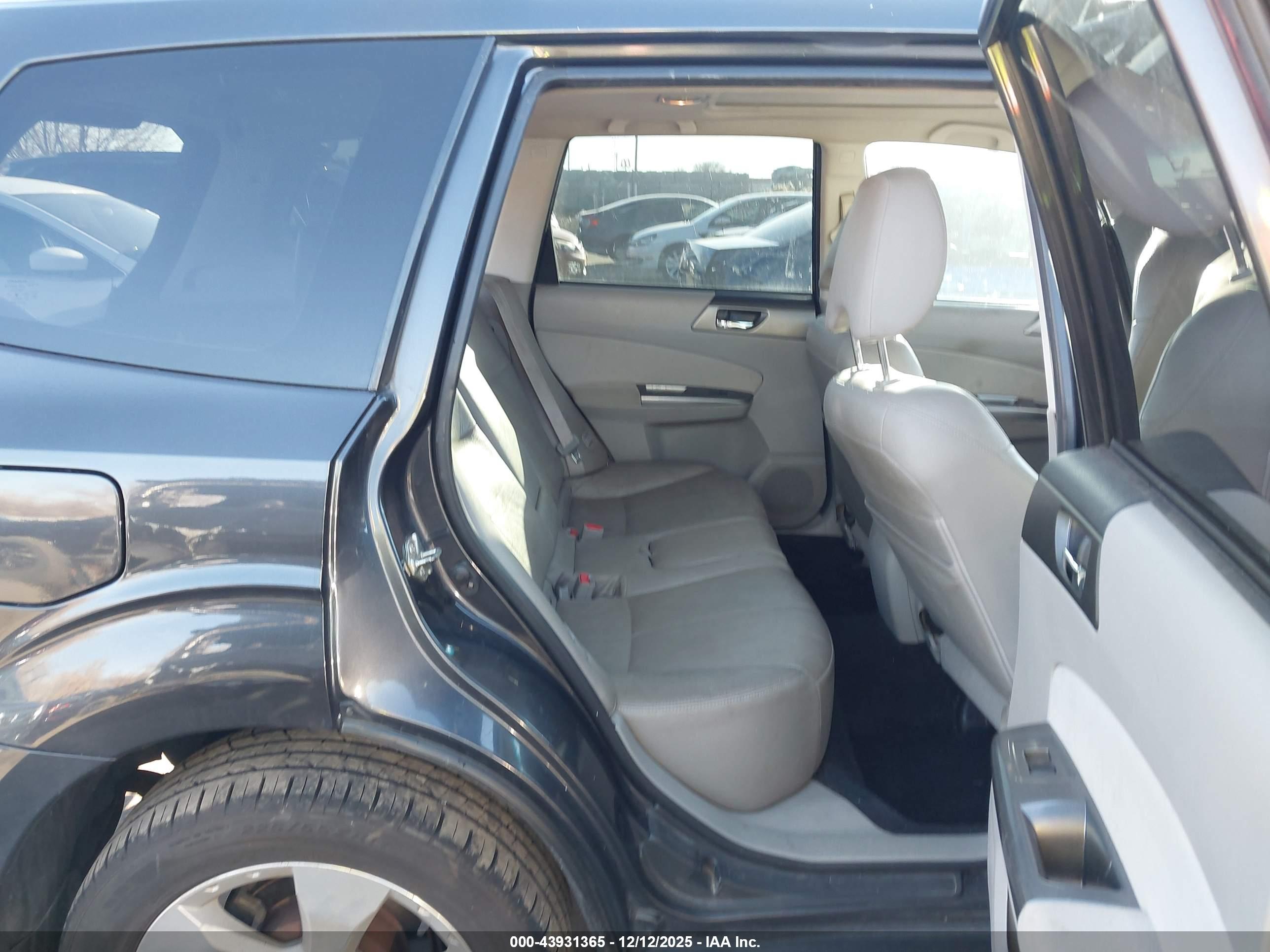 SUBARU FORESTER image 8
