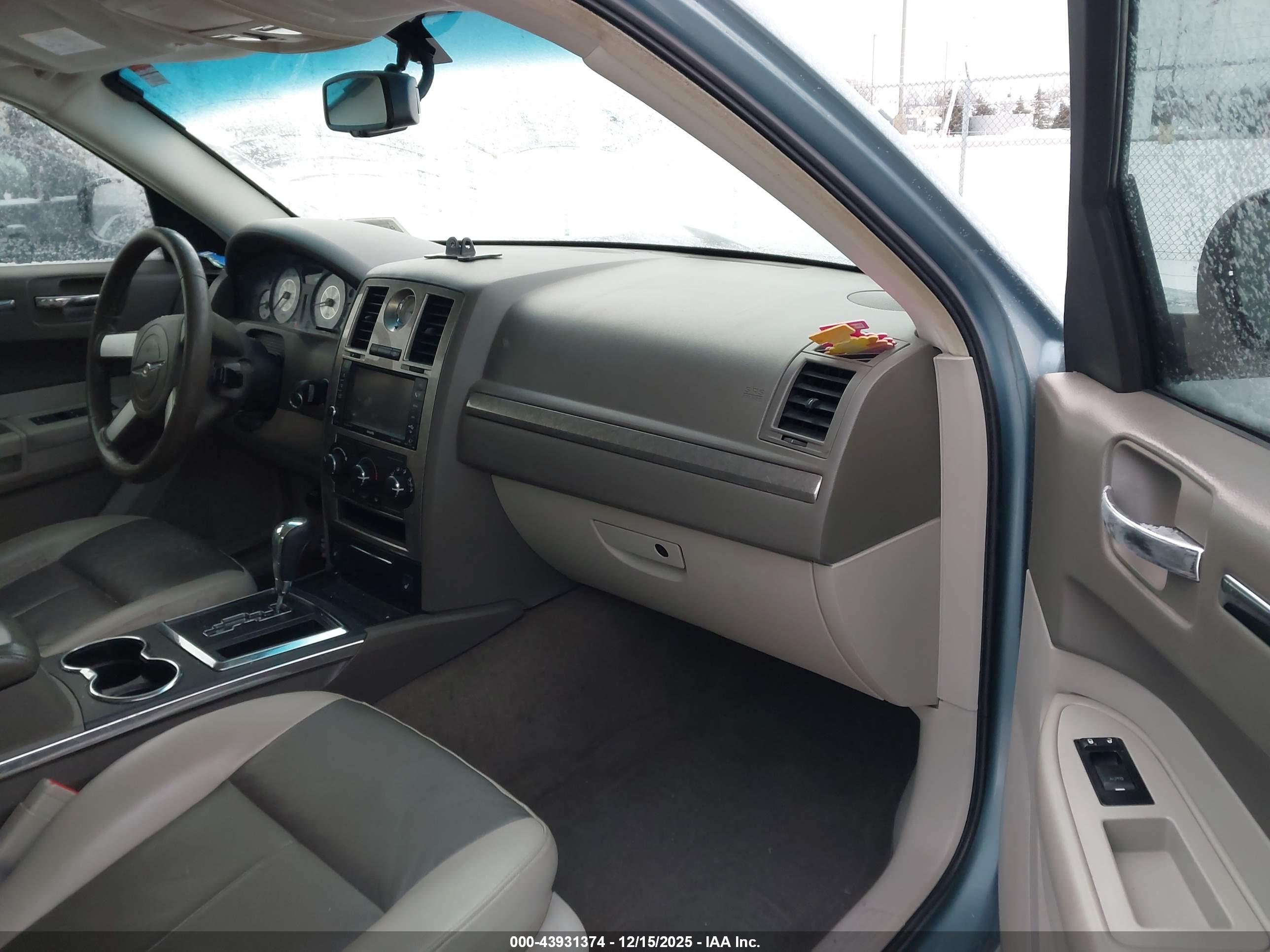 CHRYSLER 300 image 5