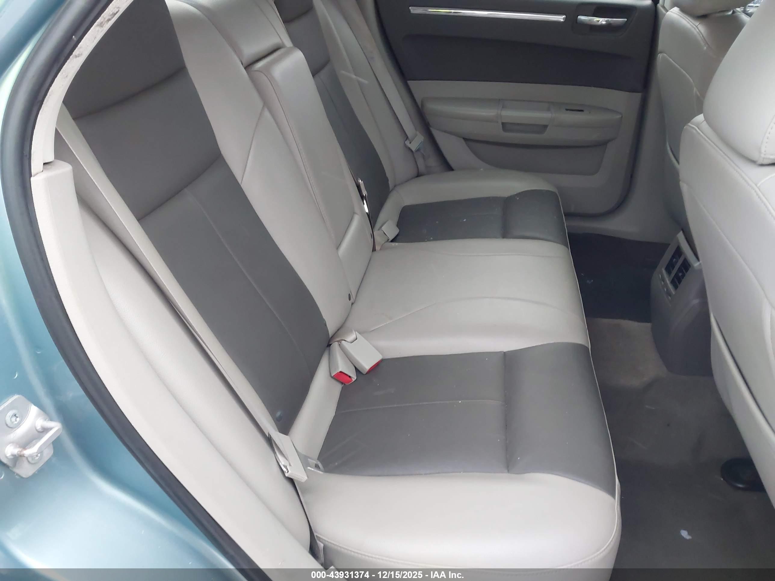 CHRYSLER 300 image 8