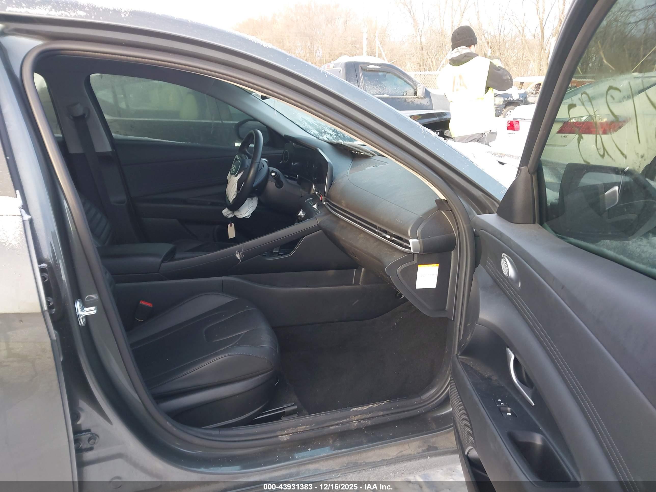 HYUNDAI ELANTRA image 5