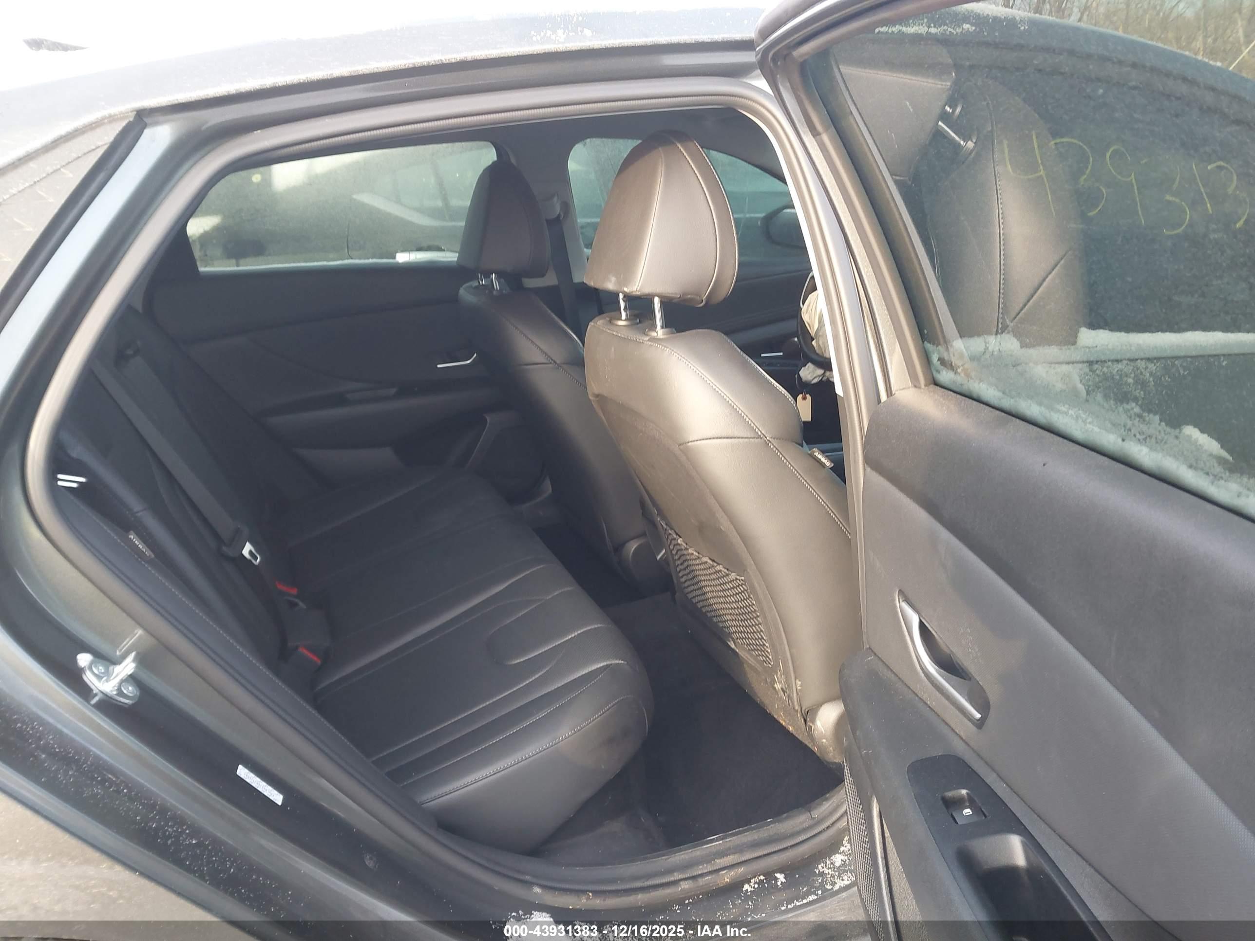 HYUNDAI ELANTRA image 8