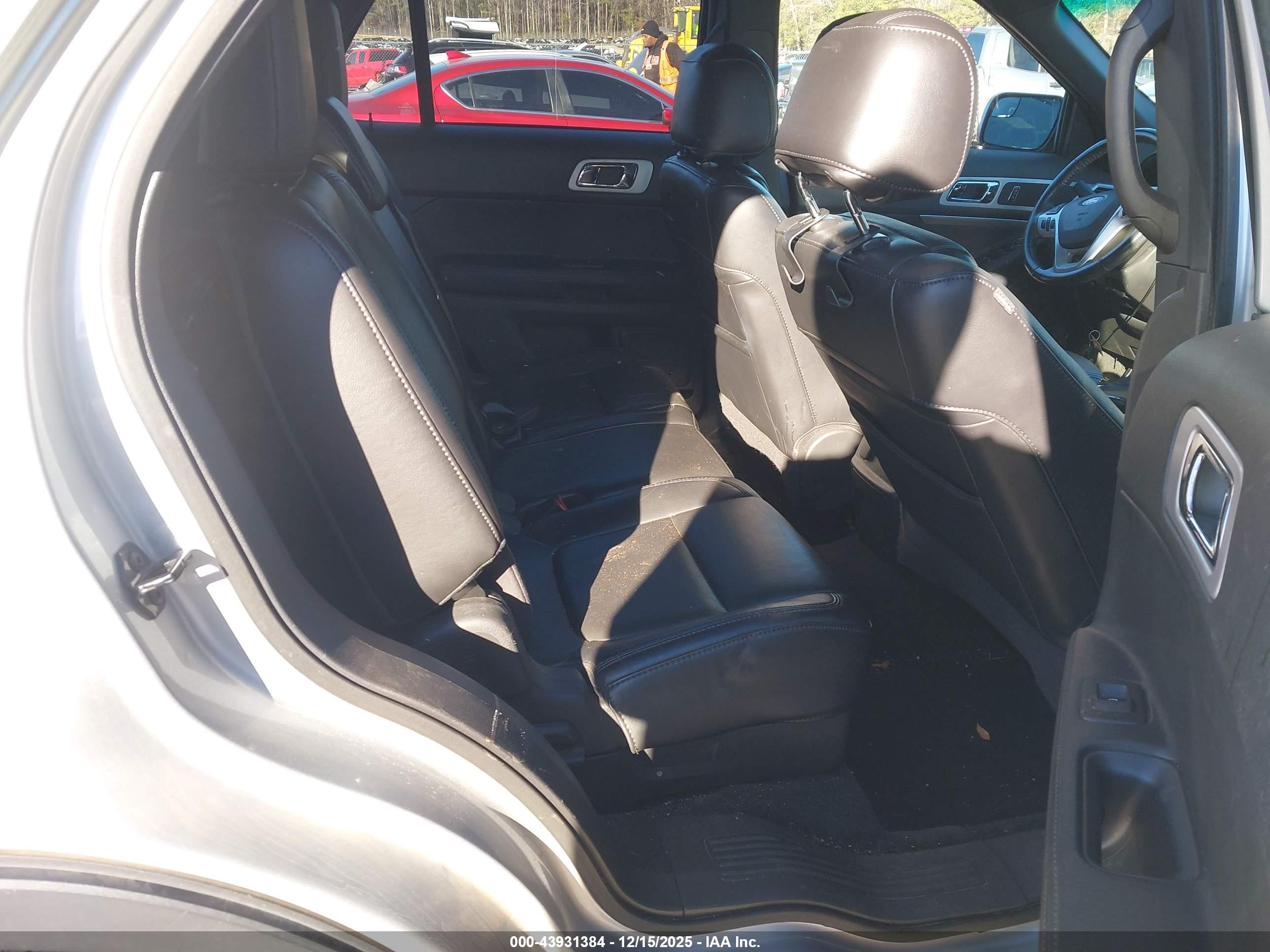 FORD EXPLORER image 8