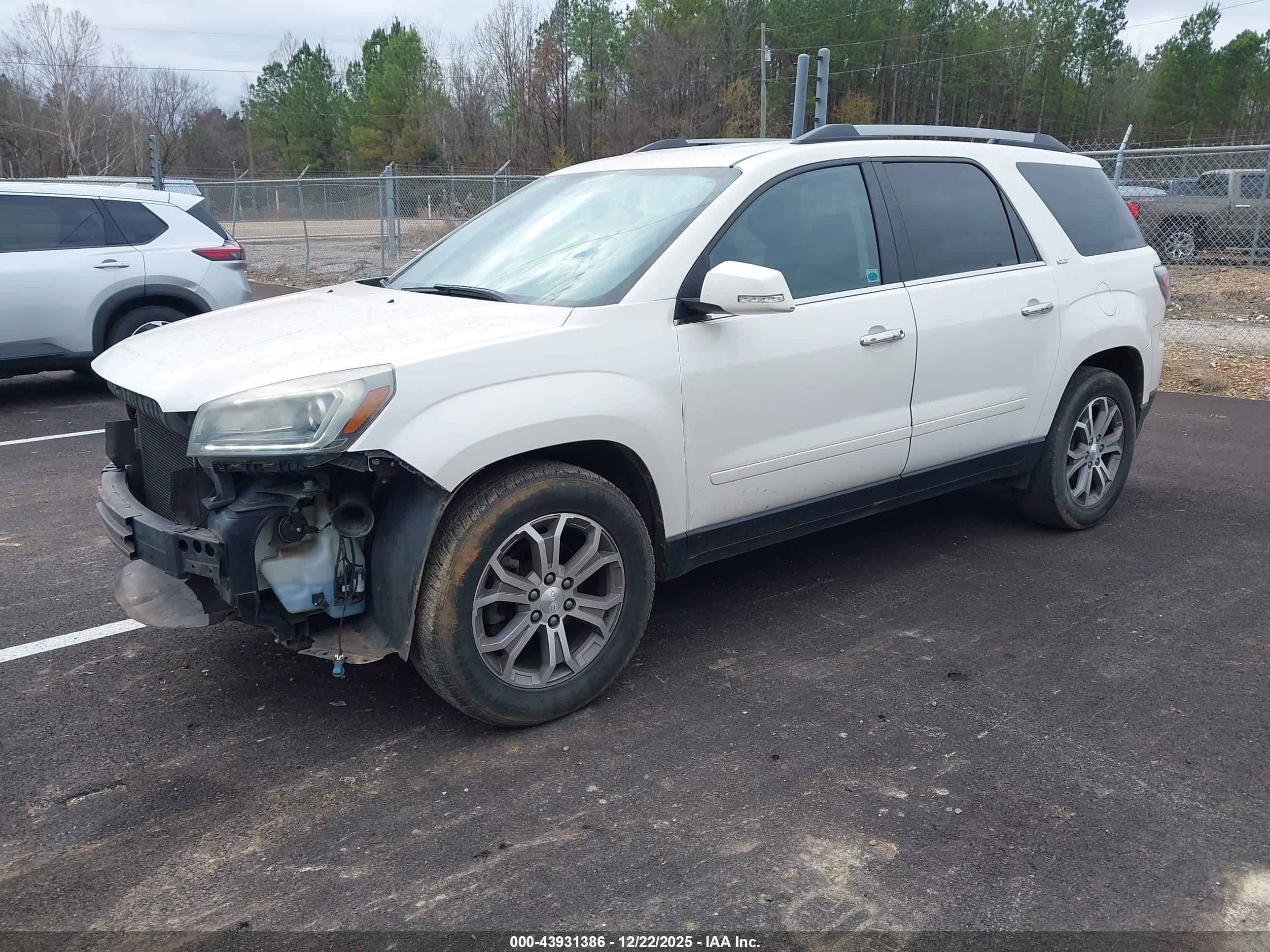 GMC ACADIA image 2