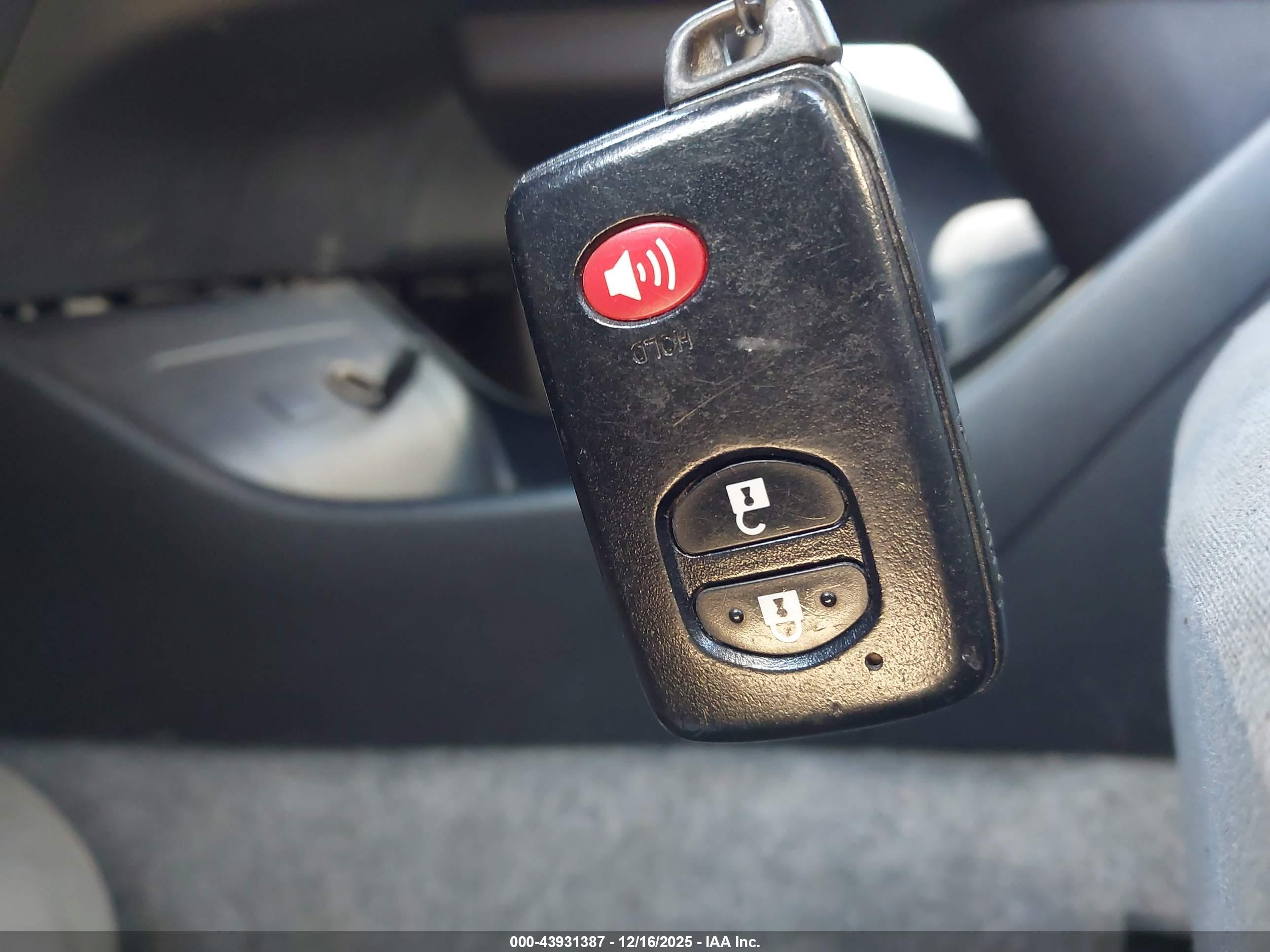 TOYOTA PRIUS image 11