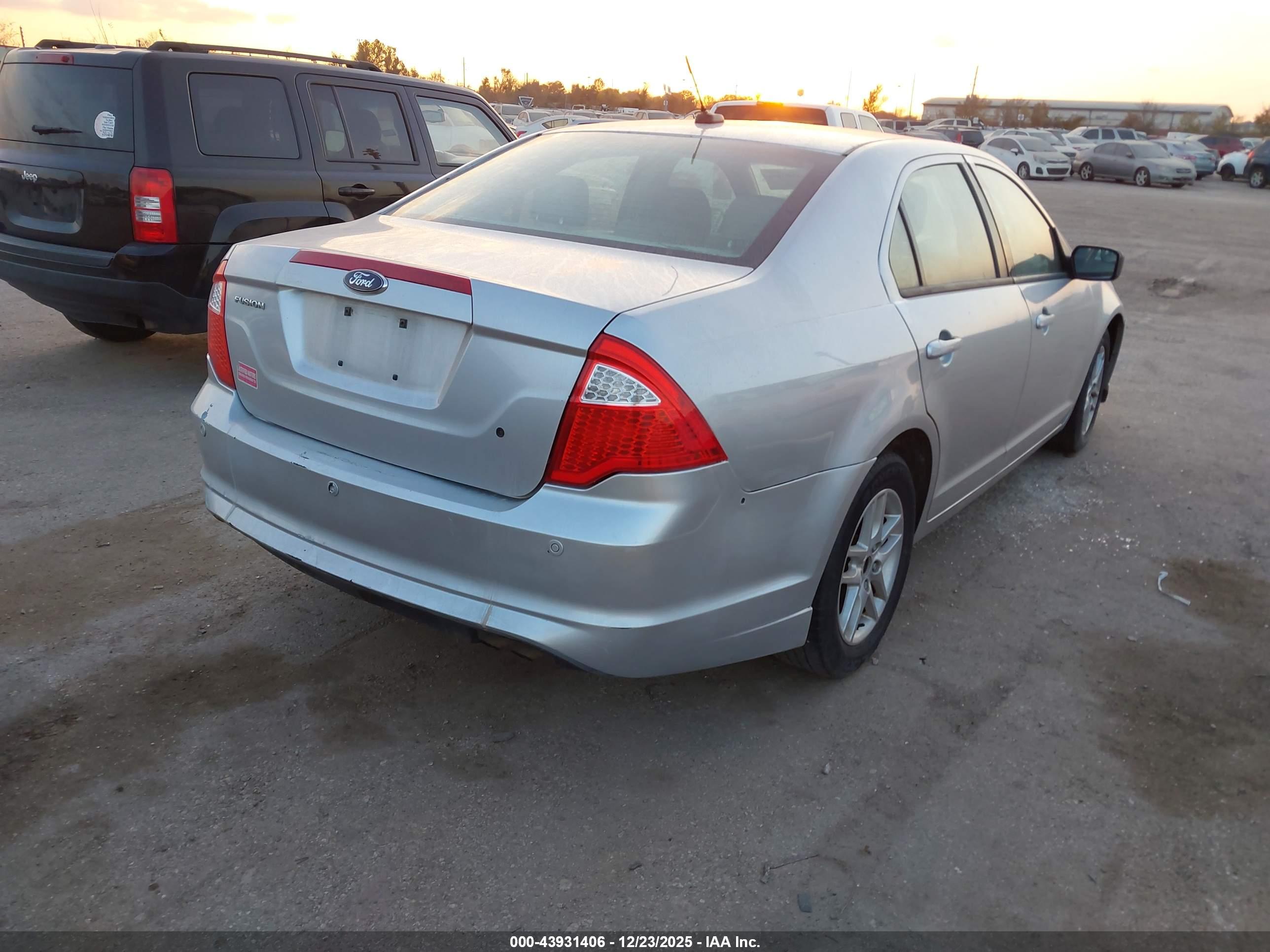 FORD FUSION image 4