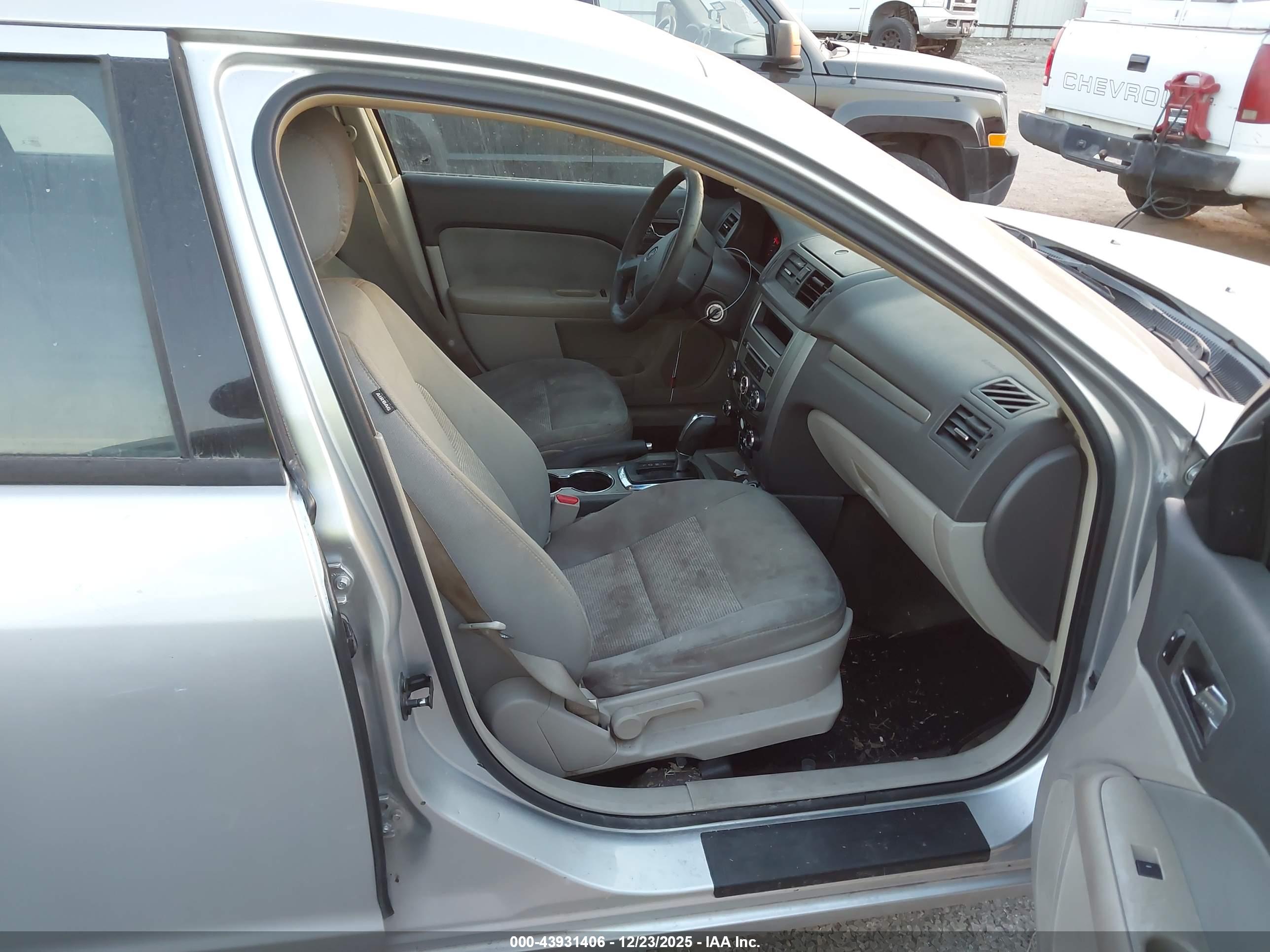 FORD FUSION image 5