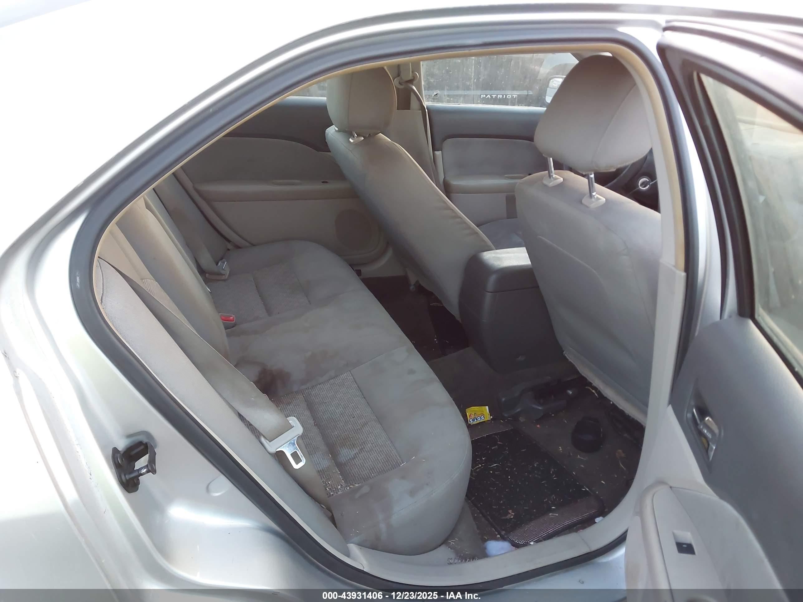 FORD FUSION image 8
