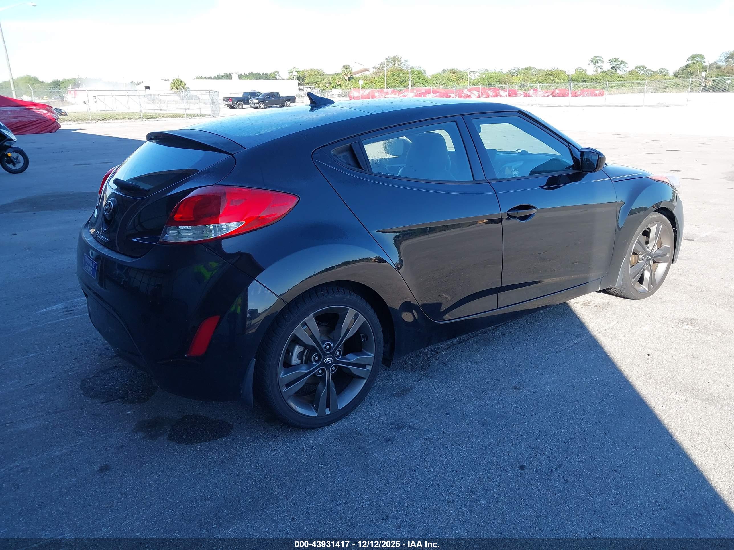 HYUNDAI VELOSTER image 4